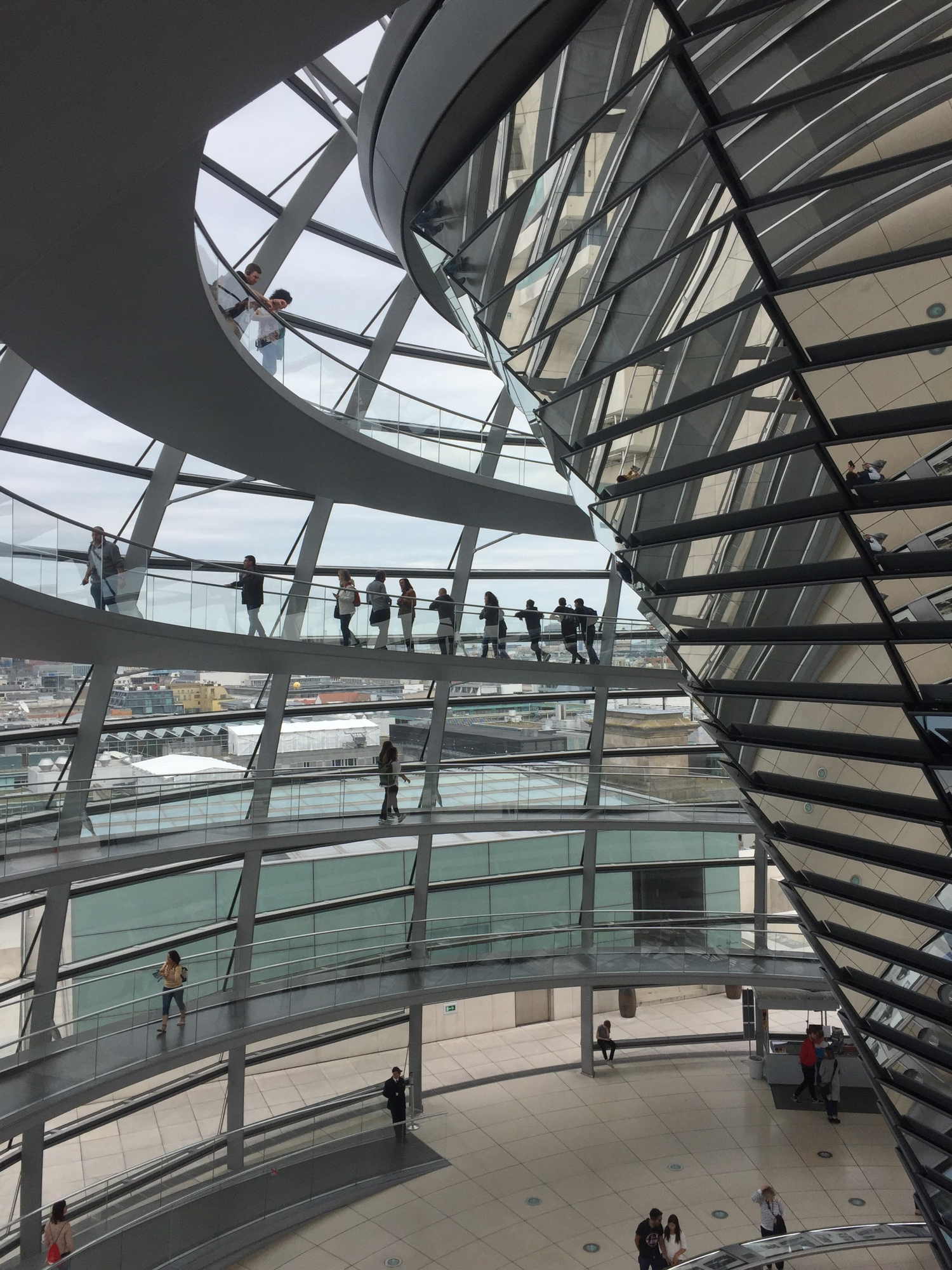 Blick auf die spiralförmig verlaufenden Gänge der Glaskuppel, rechts ist die mit Spiegeln verglaste Mittelsäule zu sehen