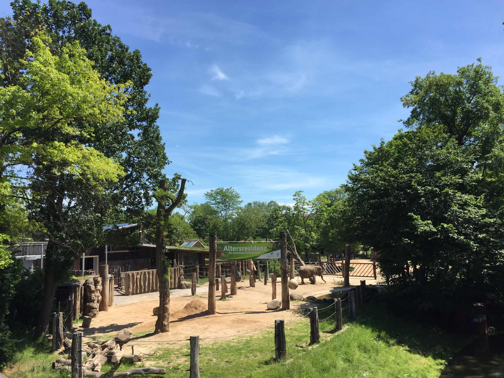 Blick von der Tiergartenbrücke auf die Altersresidenz für asiatische Elefantenkühe im Zoologischen Stadtgarten Karlsruhe