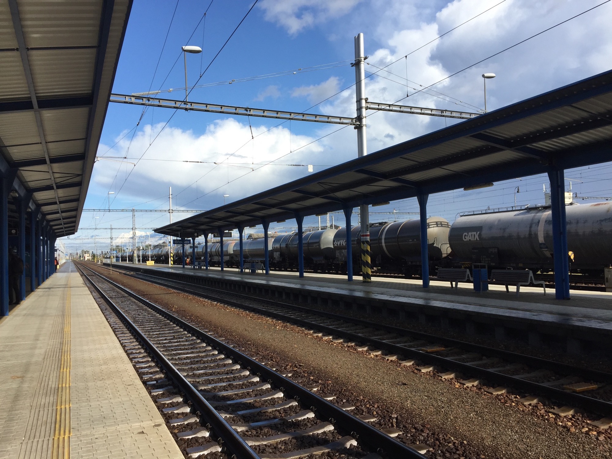 10 Minuten nach dem Schauer wieder Sonnenschein am Bahnhof von Břeclav