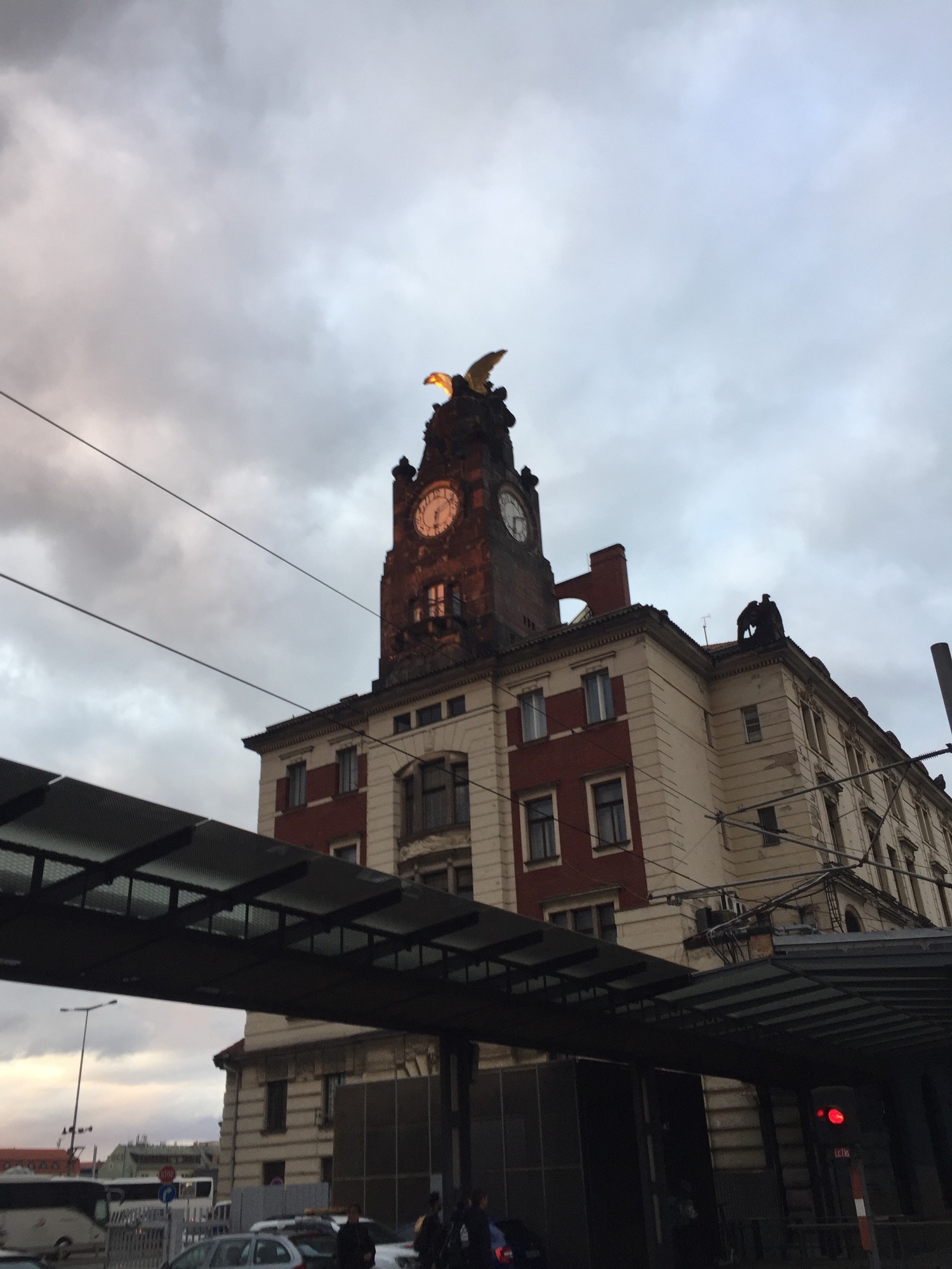 Teil des historischen Prager Hauptbahnhofs mit Uhrturm