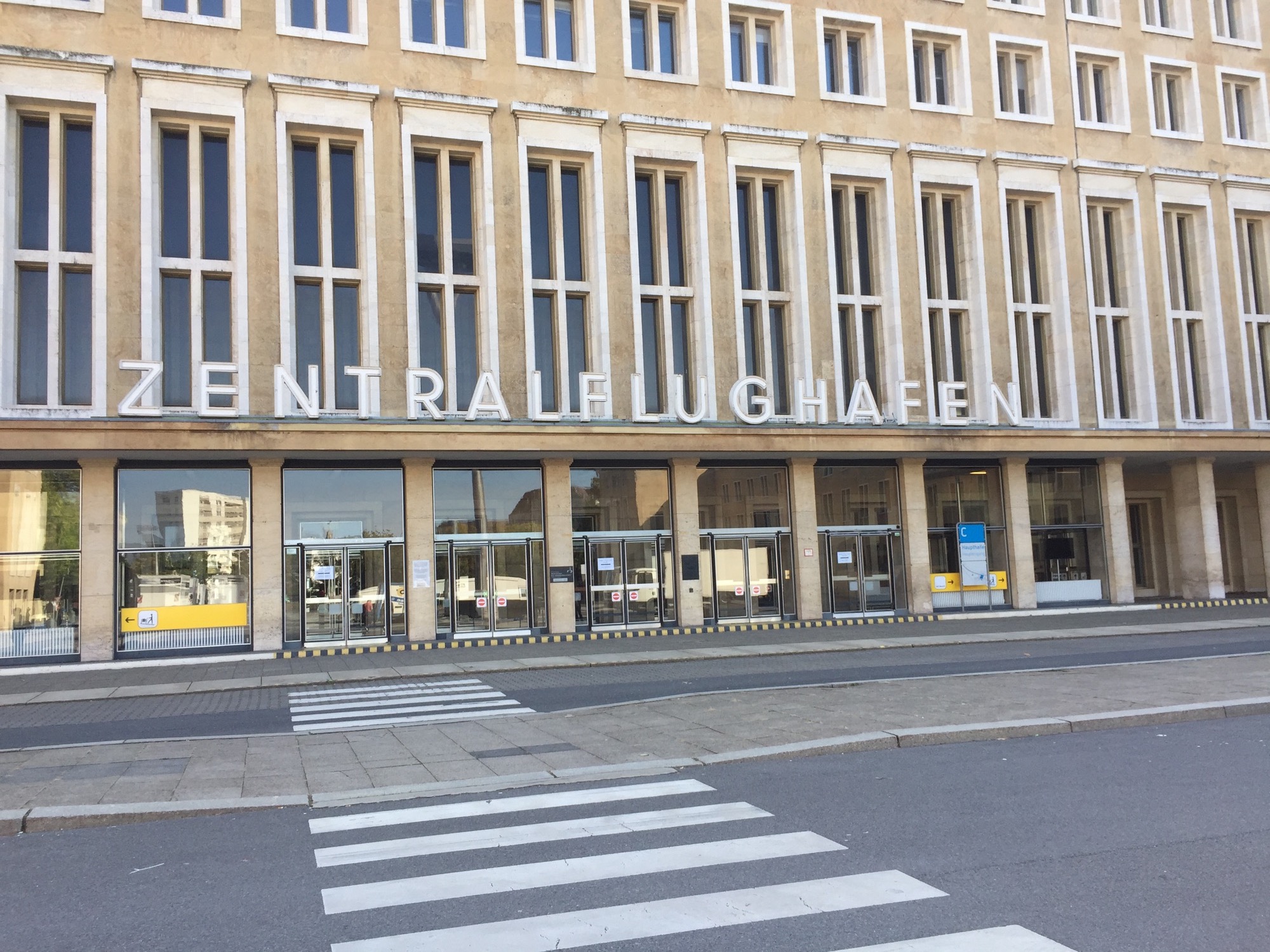 Haupteingang mit dem Schriftzug Zentralflughafen