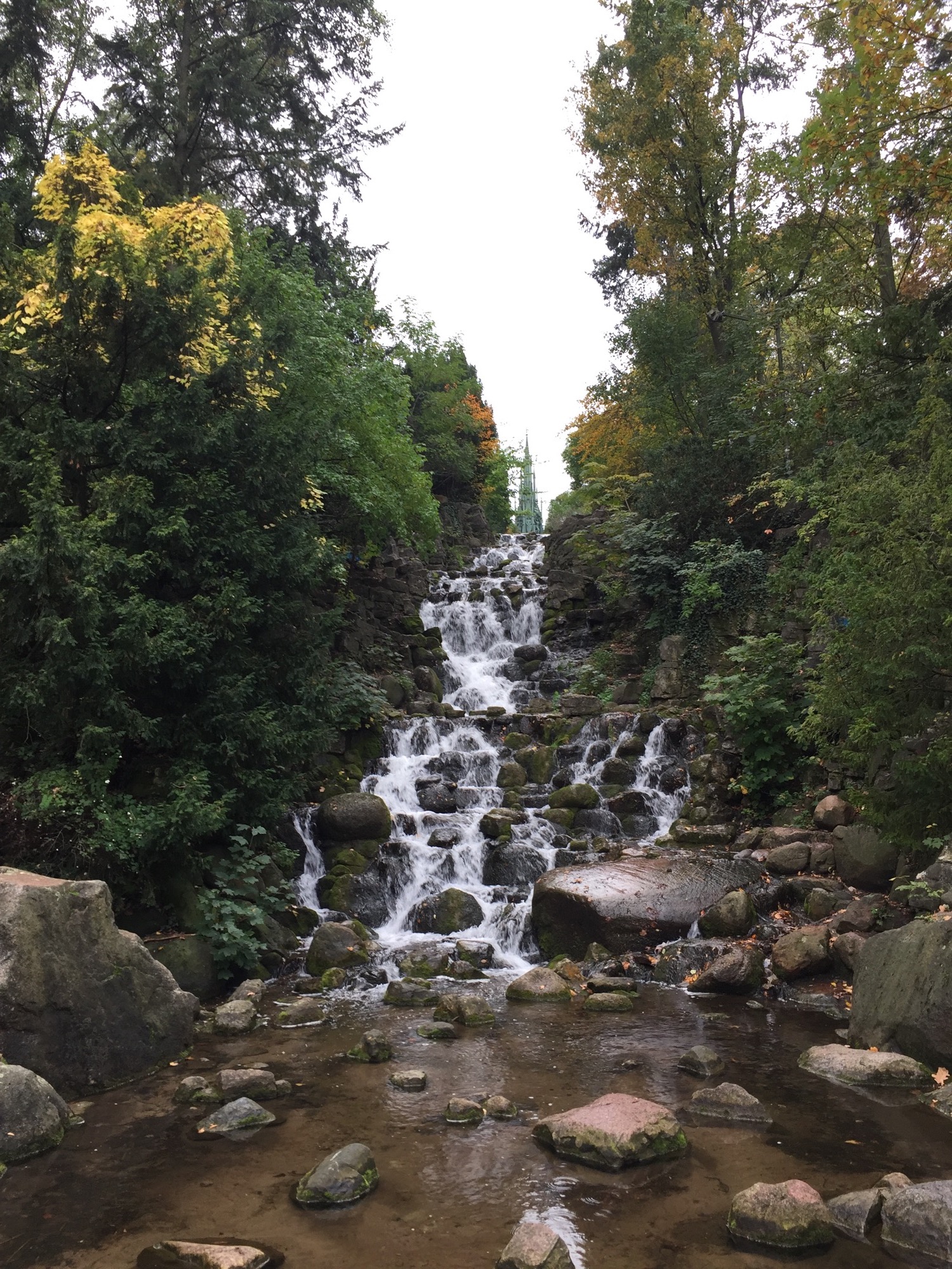 Blick in Richtung Denkmal aufwärts über den Wasserfall im Volkspark Kreuzberg