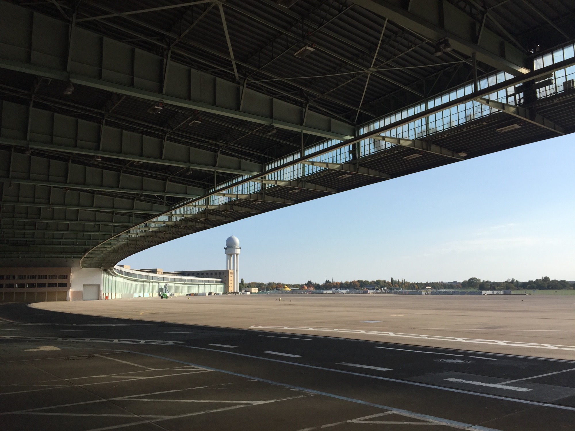 unter dem ausladenden Vordach des Flughafens, Blick in Richtung des Radarturms