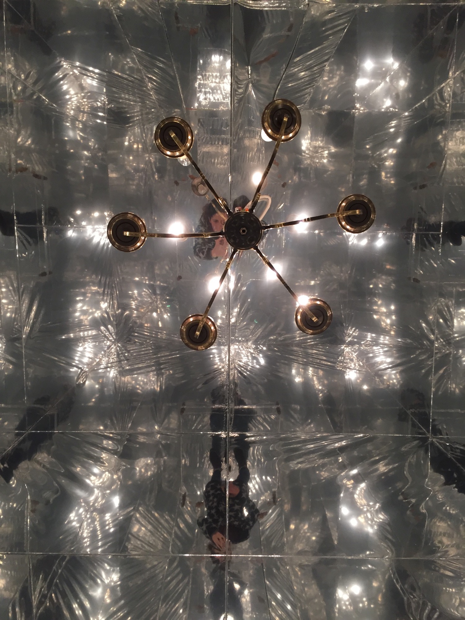 Spiegelkammer im Geisterhaus, Blick auf den Luster an der Decke