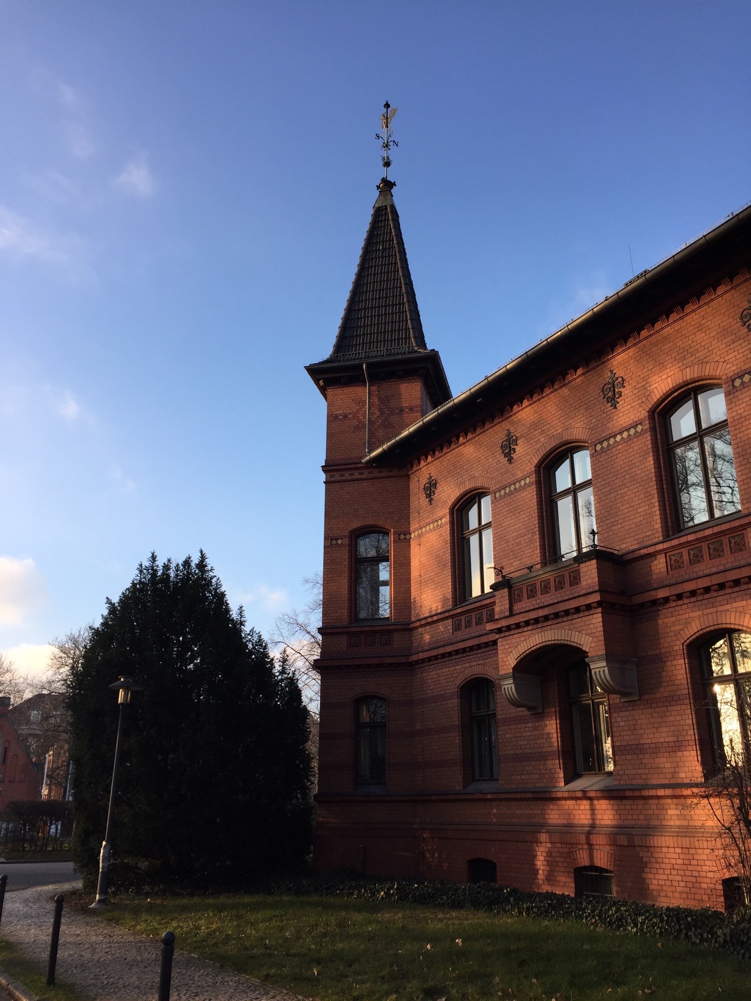 Nebengebäude des Krankenhauses mit Ecktürmchen und Wetterhahn