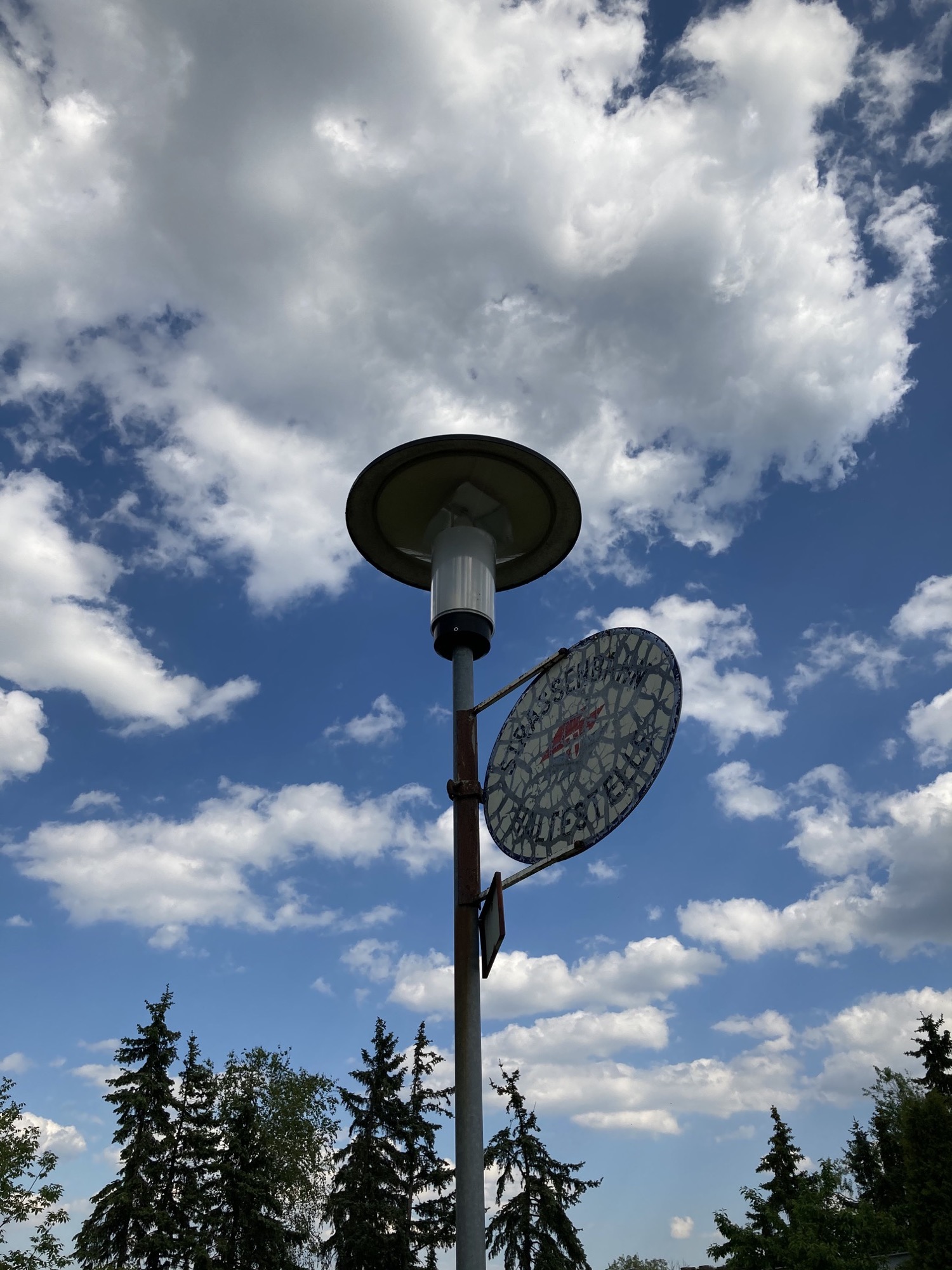 alt gewordenes Schild einer Straßenbahnhaltestelle an einer Straßenlaterne in Unterzögersdorf