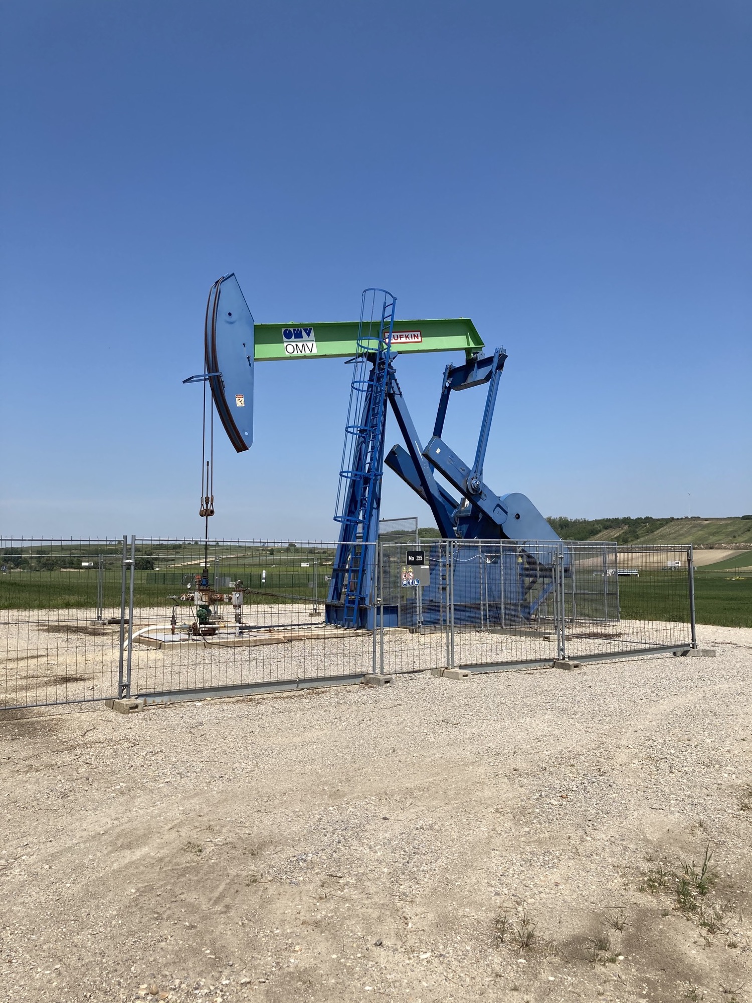 Ölförderstation in Betrieb am Stadtrand von Reyersdorf-Schönkirchen