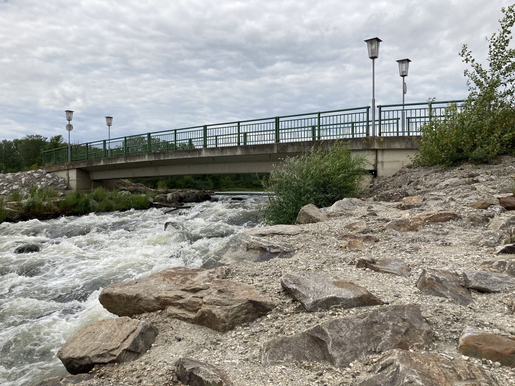 Brücke vor der Mündung der Krems in die Donau