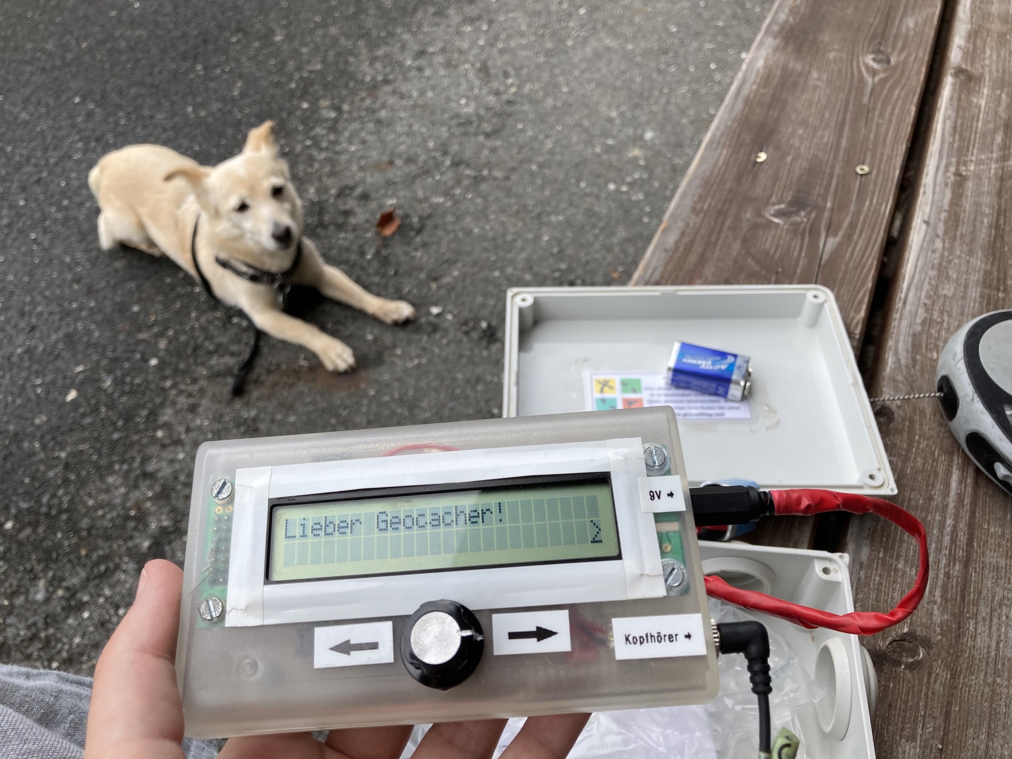 MP3-Geocache mit der Displayanzeige „Lieber Geocacher“