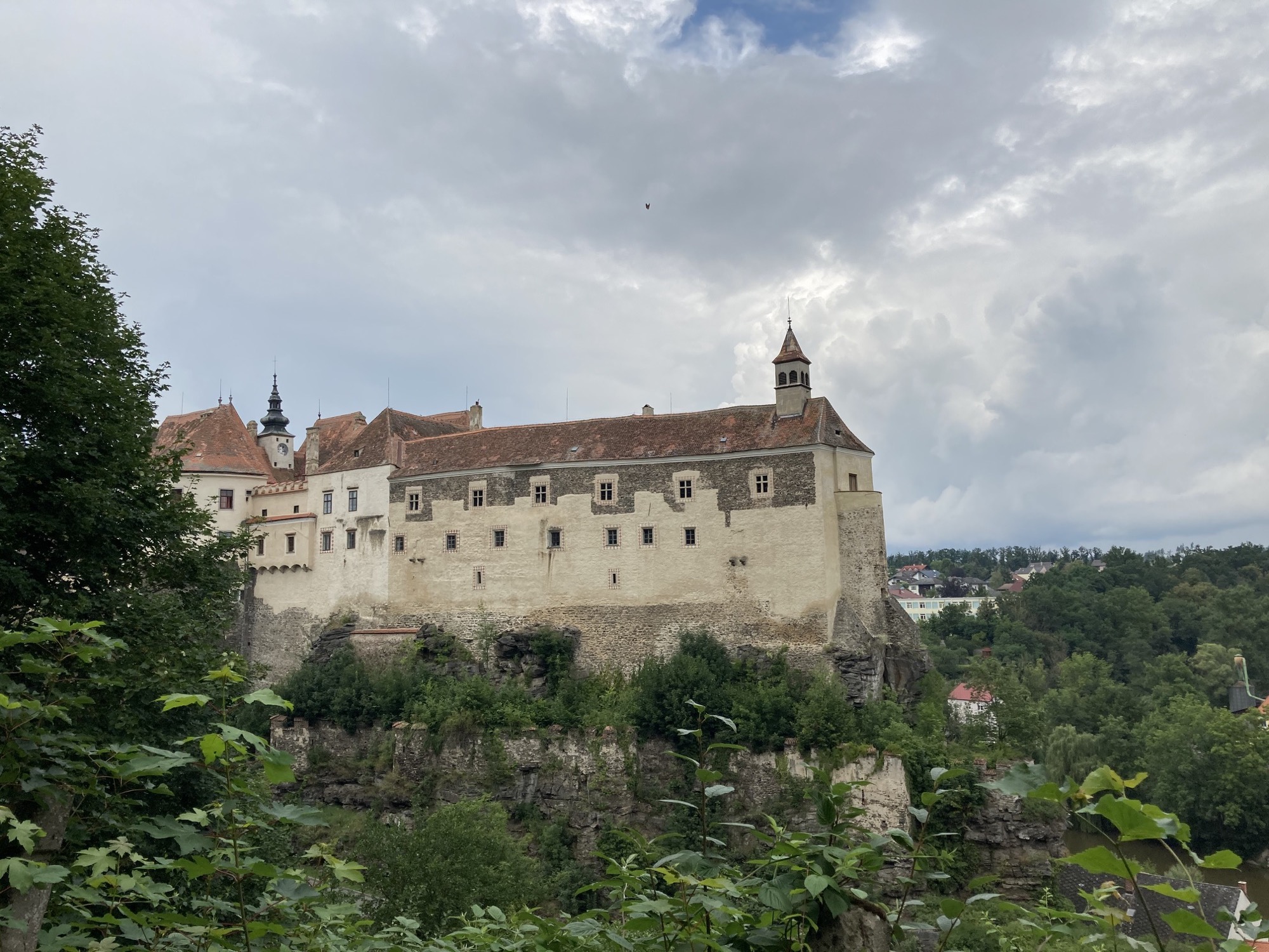 Burg in Raabs an der Thaya, fotografiert von einem Aussichtspunkt am Thayatal-Radweg