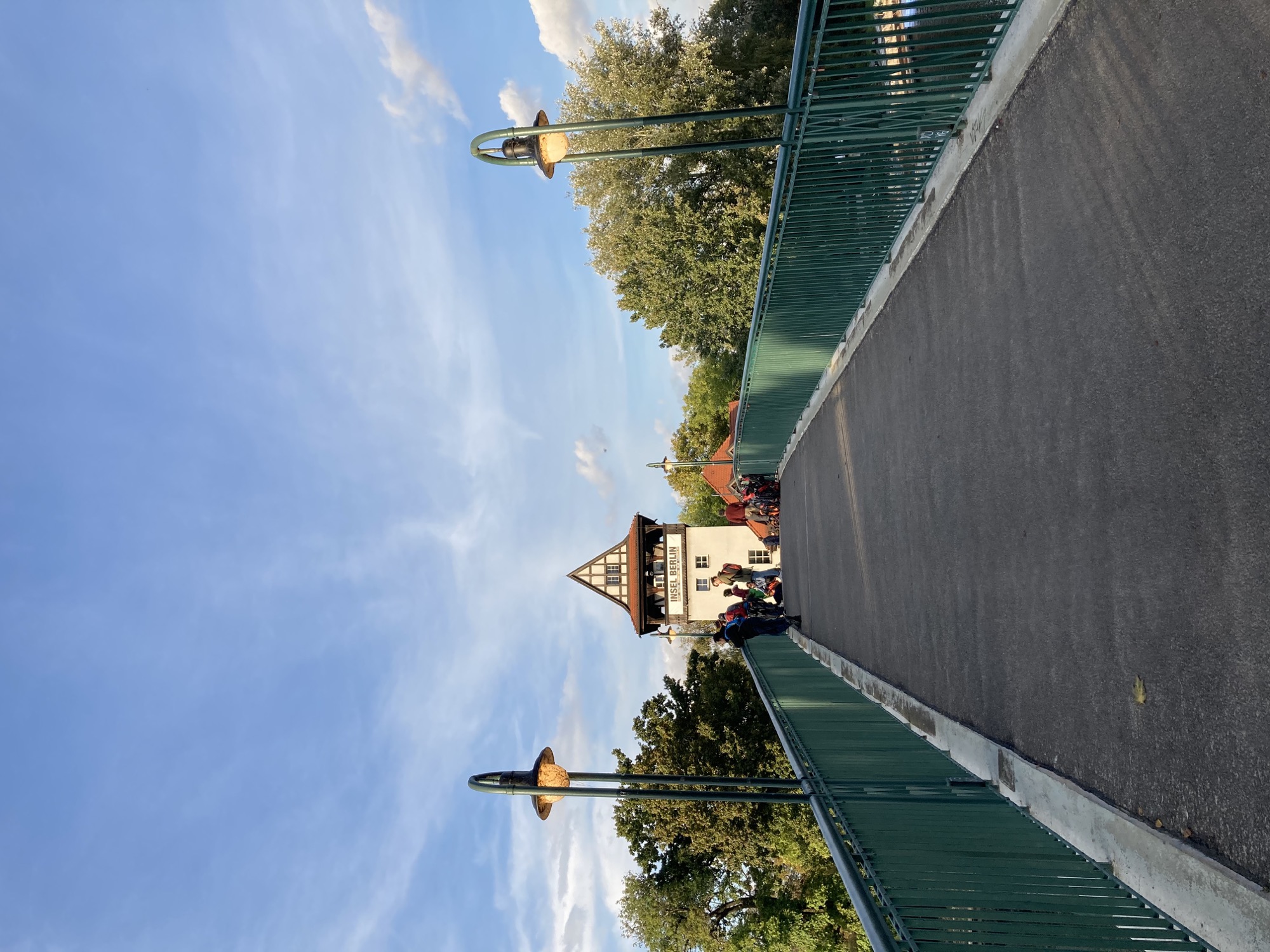 Blick über die Abteibrücke Richtung Insel der Jugend