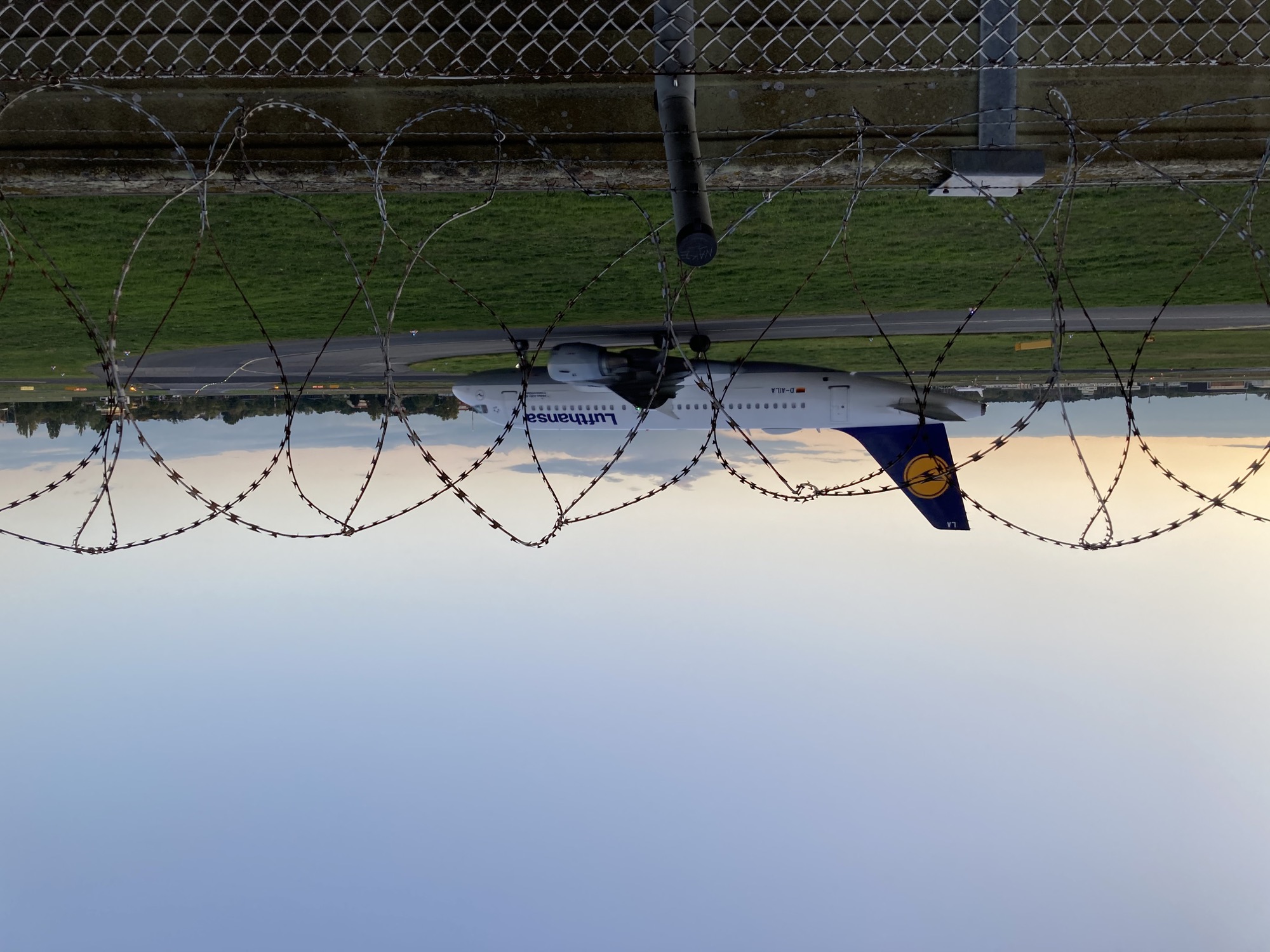 Lufthansa-Flugzeug hinter Stacheldraht