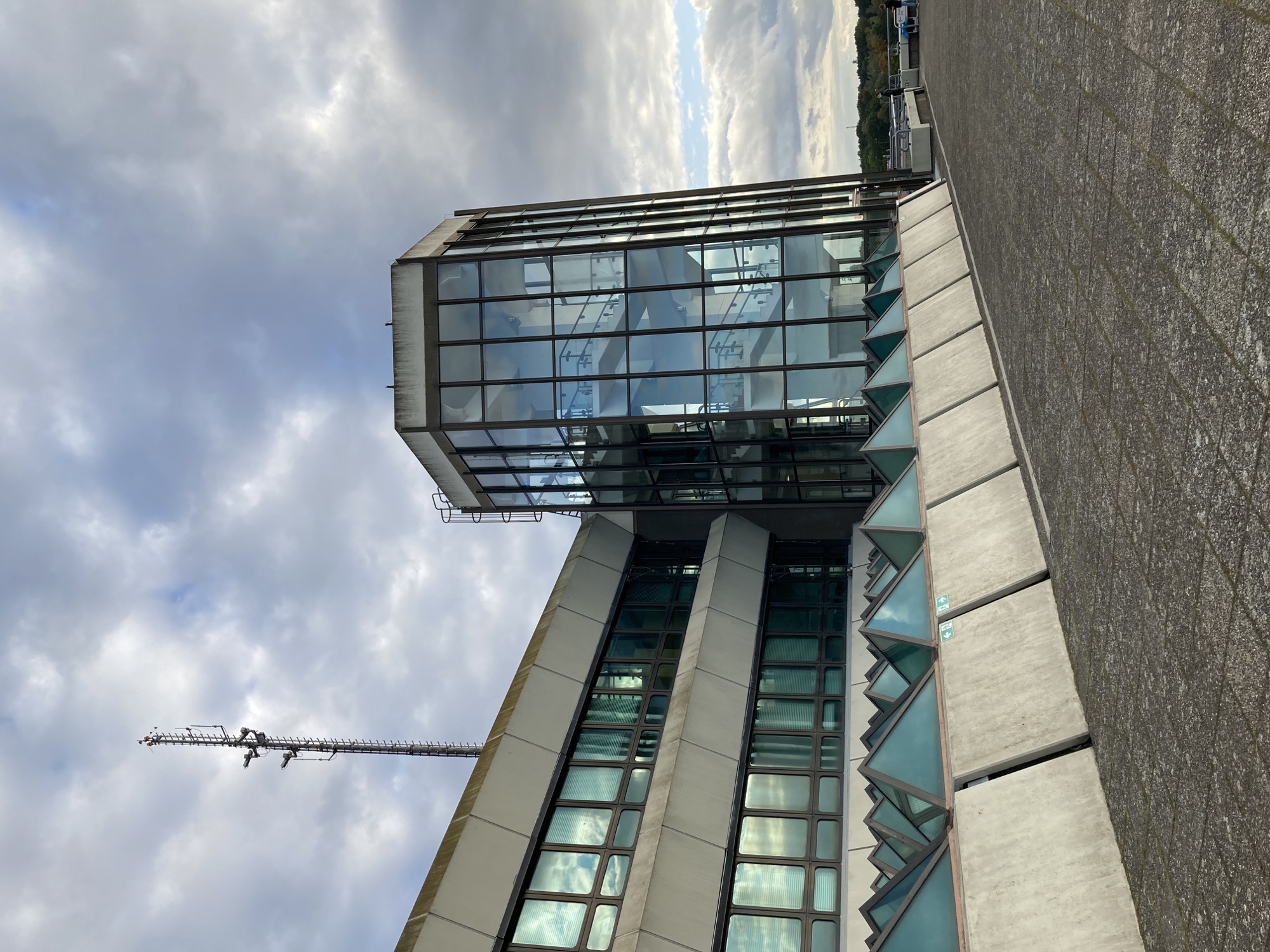 glasverkleideter Stiegenhausturm auf der Besucherterrasse, links Glasdach mit Pyramidenstruktur