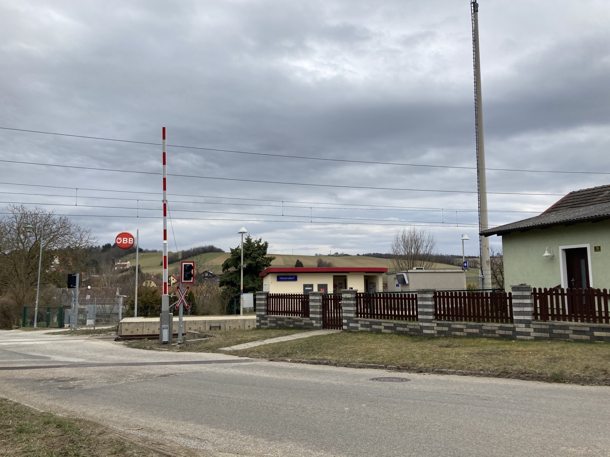 Bahnhof Hörersdorf mit offenem Schranken