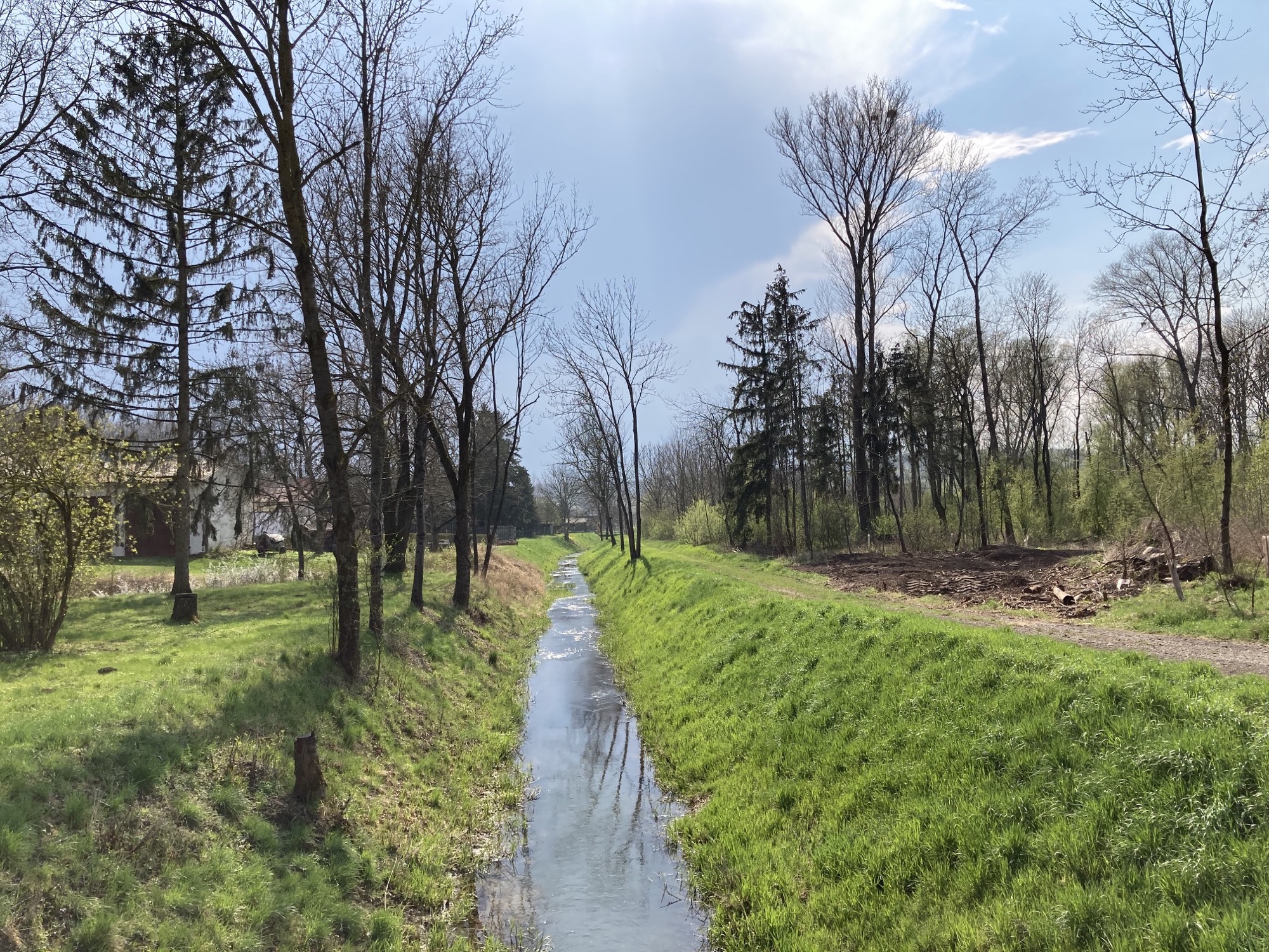 Ausblick über den Senninbach, im Hintergrund Sonne nach einem kurzen Regenschauer