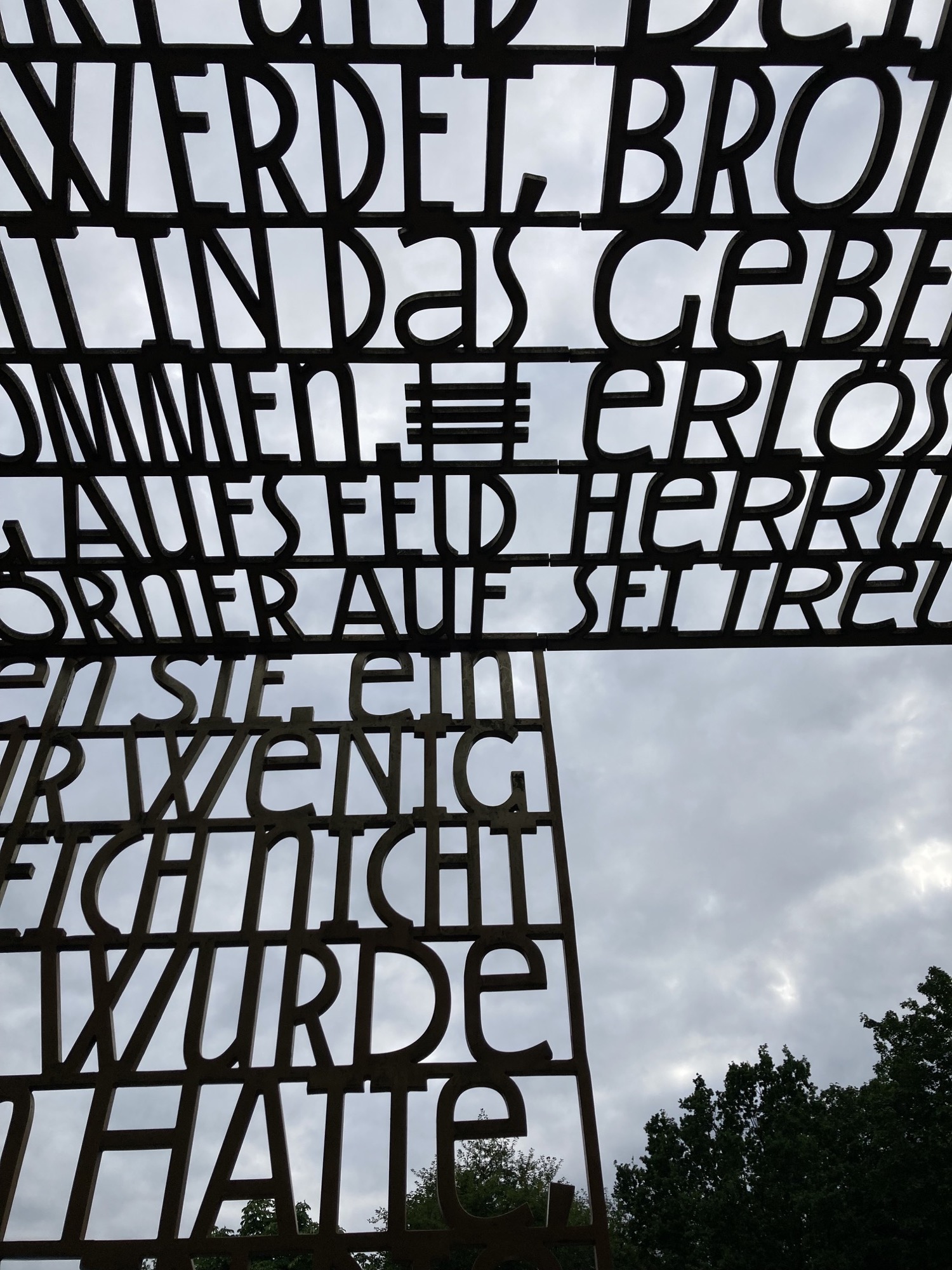 Gärten der Welt: christlich gestalteter Garten mit einer Metallkonstruktion aus Bibelzitaten, Blick Richtung Himmel