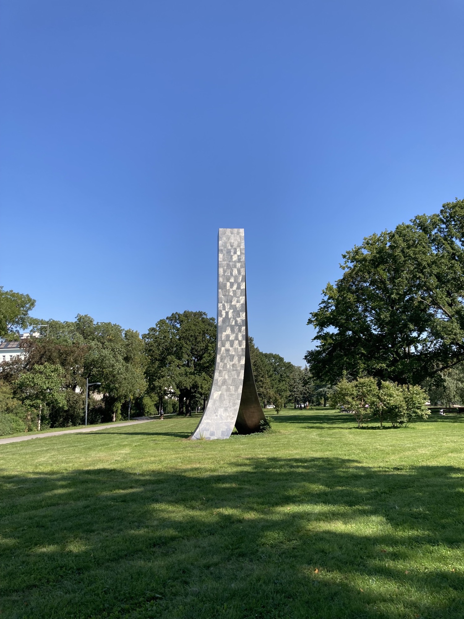 Staatsgründungsdenkmal zur Erinnerung an die Gründung der österreichischen Republik im Jahr 1918 und ihre Wiedererstehung im Jahr 1945, zwei Metallpfeiler, die sich zu einer Säule vereinen