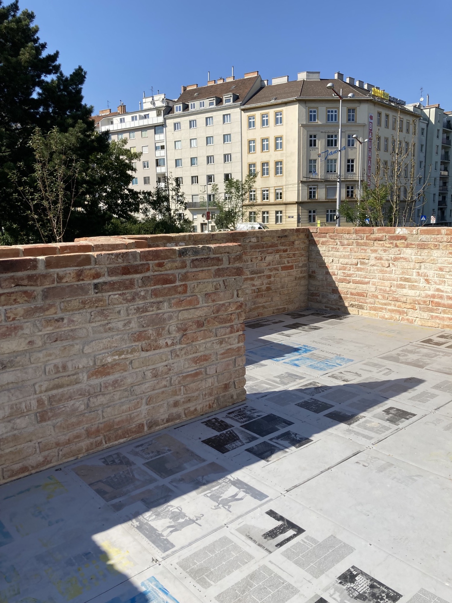 begehbare Skulptur Plattform, die durch eine Treppe erreicht wird