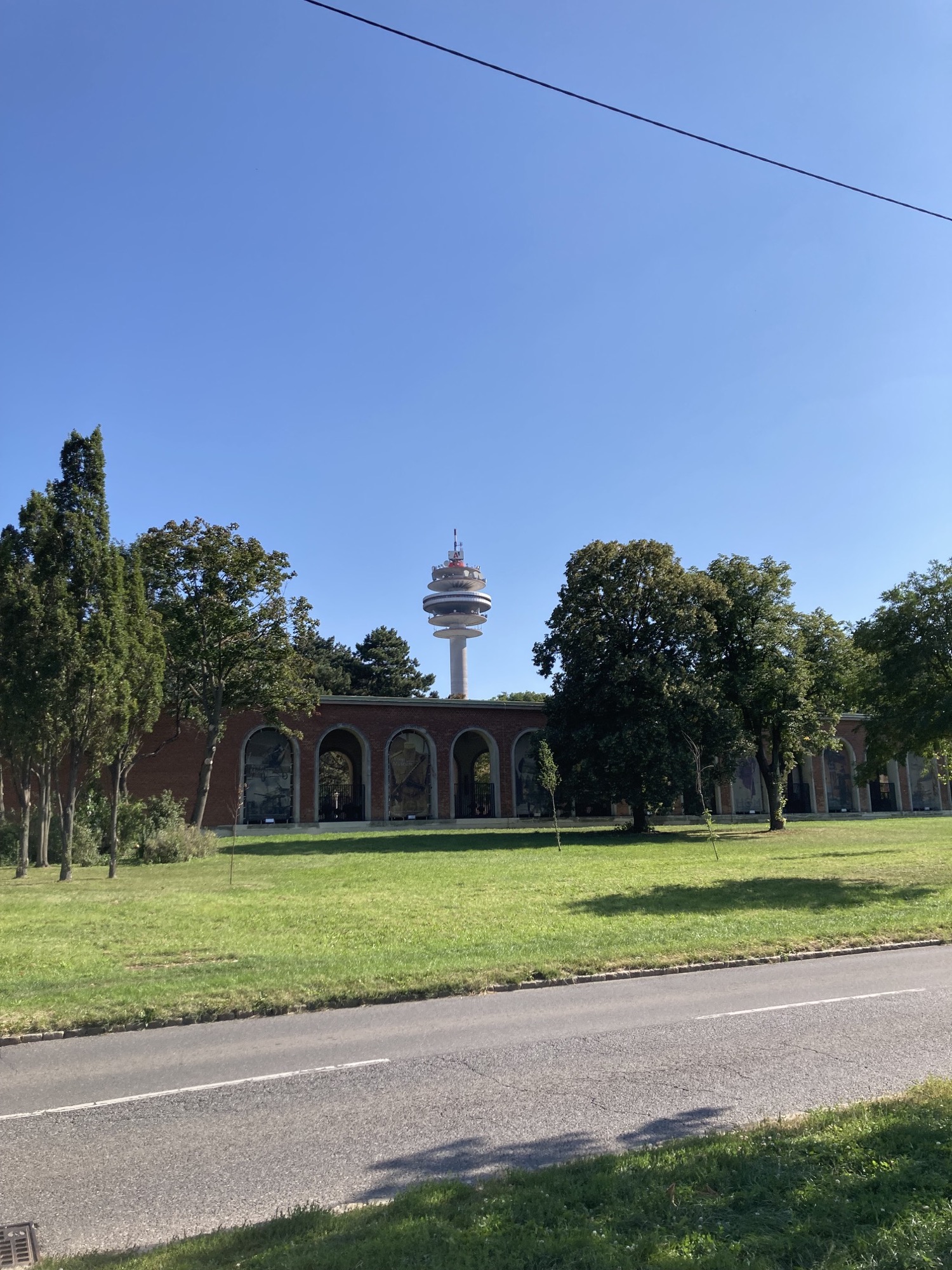 Arsenalturm im Hintergrund, vorne ein Nebengebäude des Heeresgeschichtlichen Museums