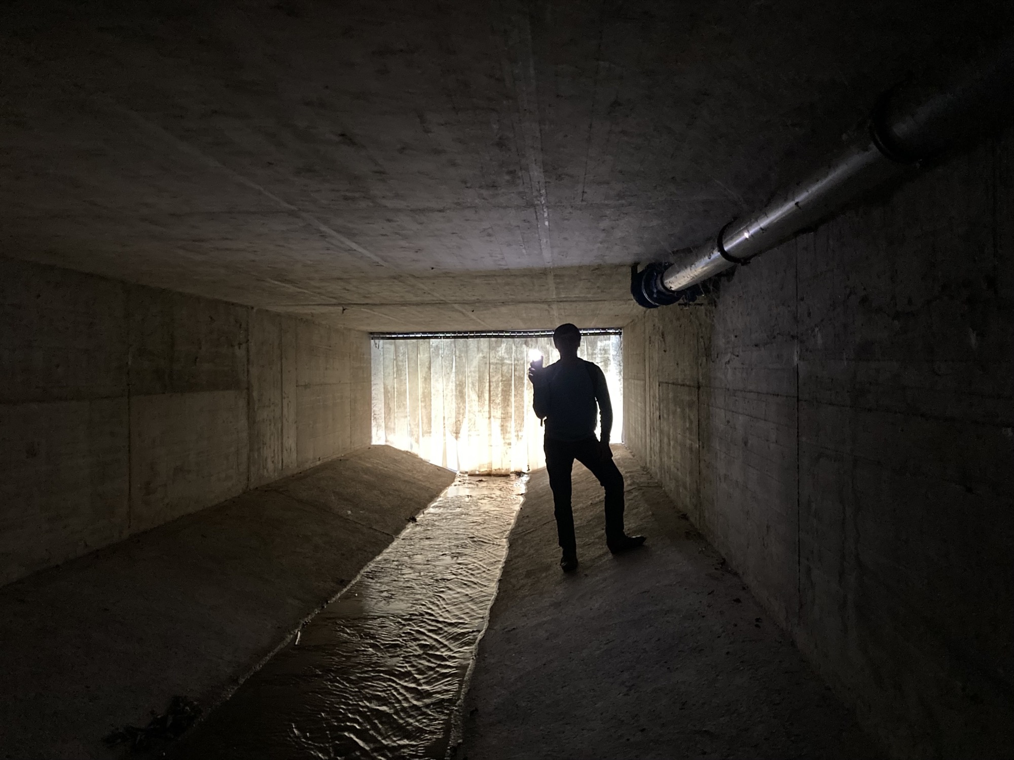 der Fotograf als Silhouette während einer Geocache-bedingten Kanalexpedition