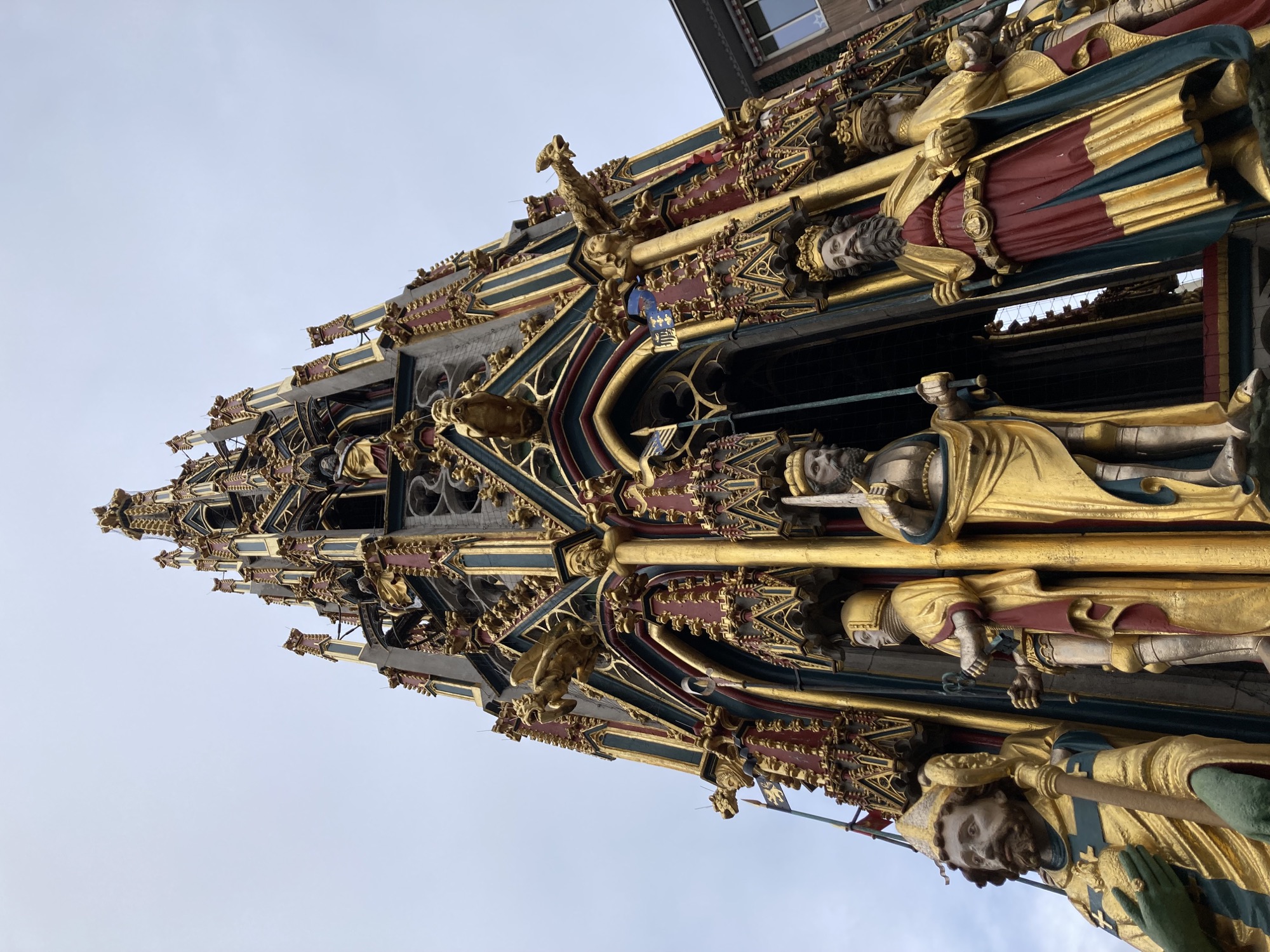 Schöner Brunnen am Hauptmarkt in Nürnberg, vergoldete Figuren, Wasserspeier, Blick von unten Richtung Himmel