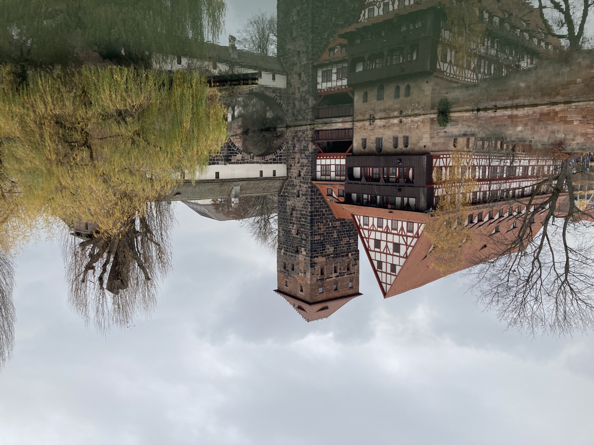Fachwerkbrücke über den Fluss Pegnitz mit Henkerhaus (Museum), gesehen von der Maxbrücke aus
