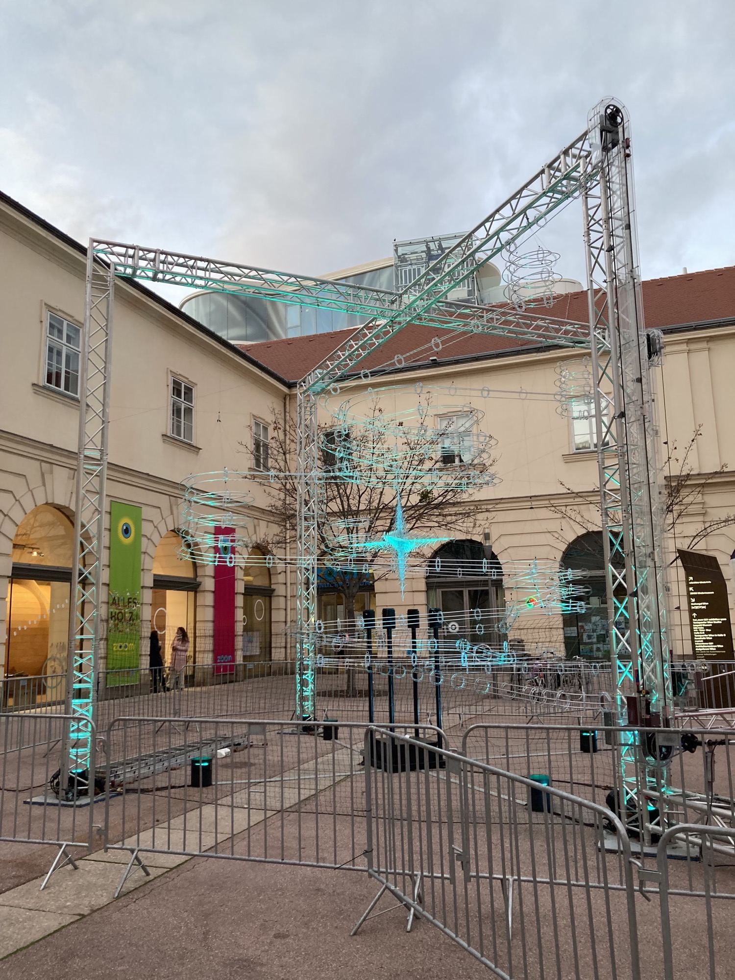 beleuchtete Outdoor-Kugelbahn vor dem Zoom Kindermuseum