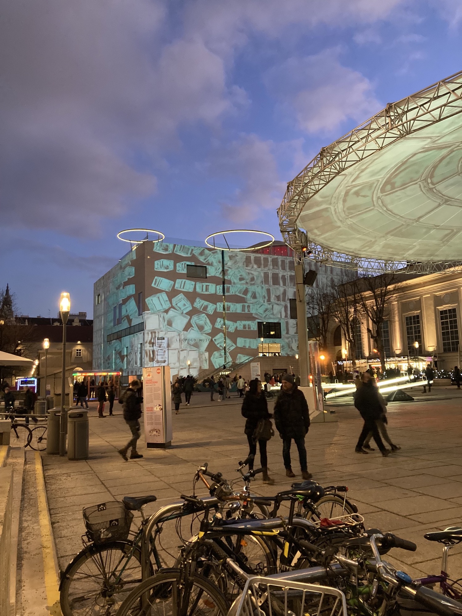 Lichtinstallation in Form von Eisblöcken auf dem Leopold Museum
