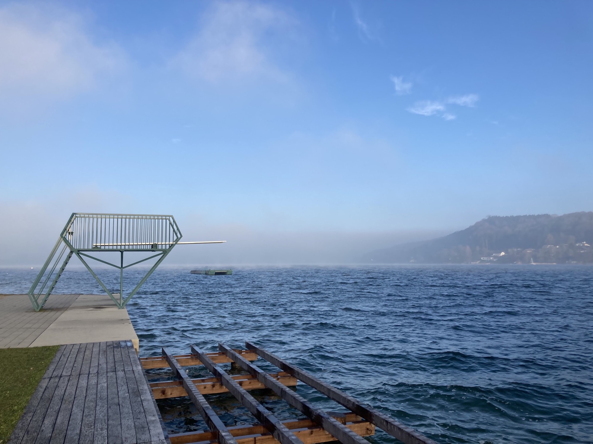 Strandbad am Mattsee im Winter, links eine Metallkonstruktion mit einem Sprungbrett, rechts weiter Blick über den See
