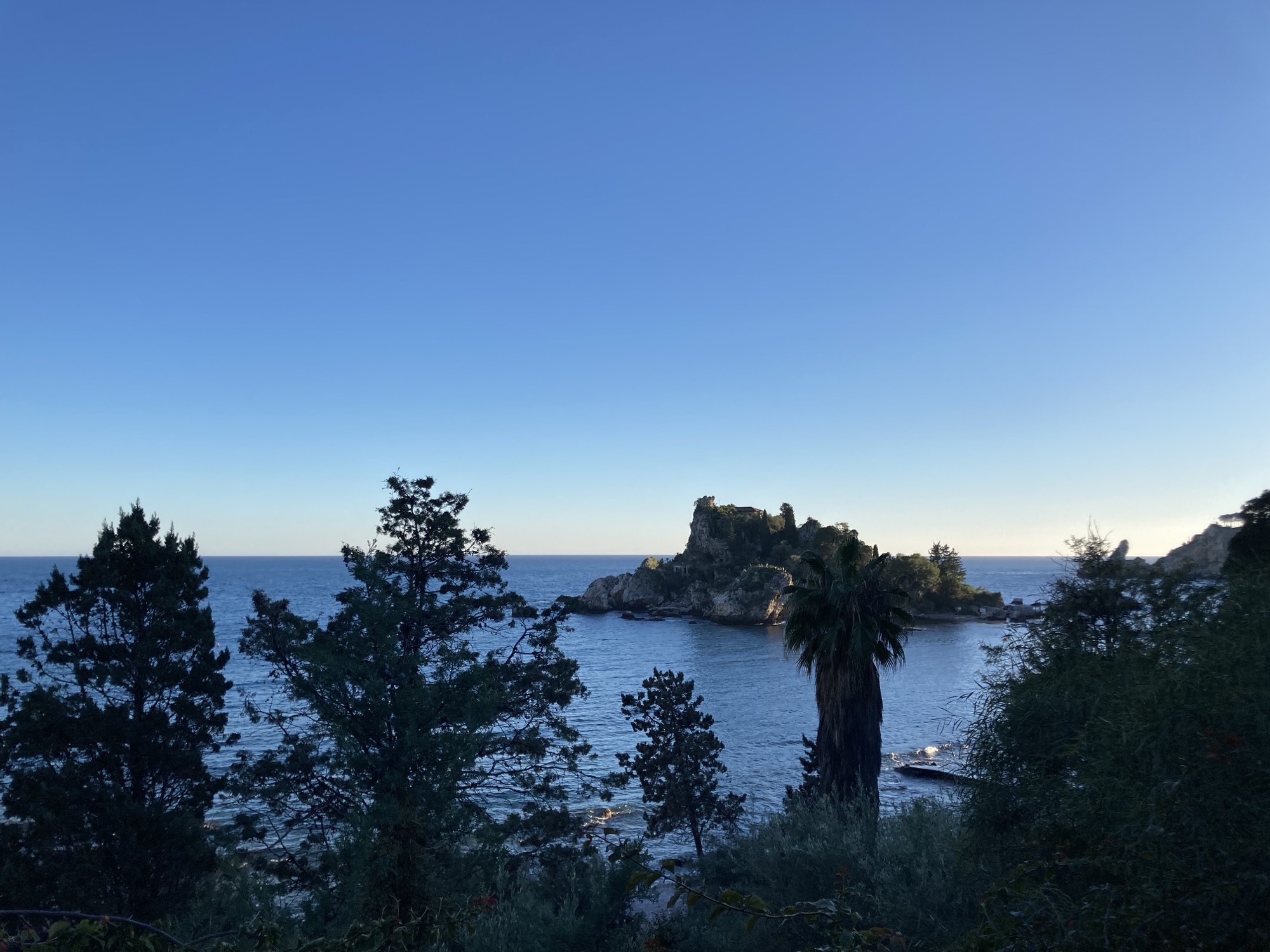 Blick auf die Isola Bella vom Weg zum Strand aus
