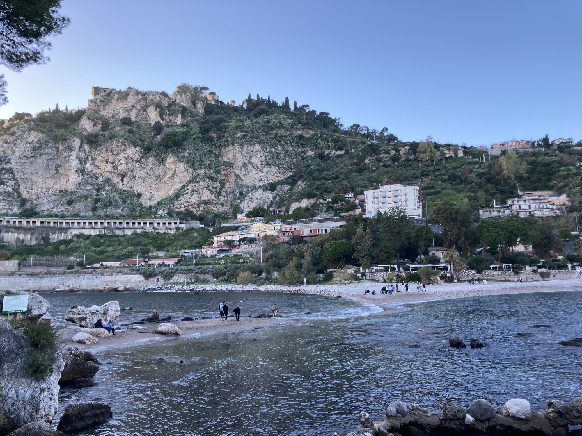Blick von der Isola Bella aus auf die Sandbank, die durchwatet werden muss, um die Insel zu erreichen, im Hintergrund die Küstenstadt Taormina