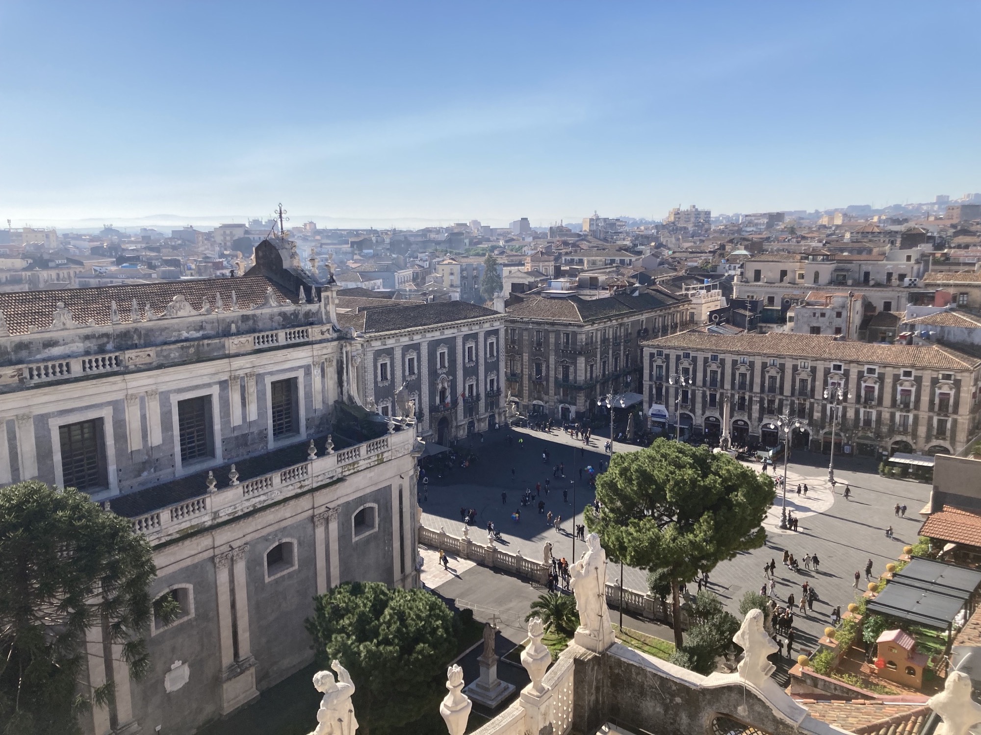 Ausblick von der Kuppel der Abteikirche Sant'Agata auf den Hauptplatz, links im Bild das Kirchenschiff der Basilika