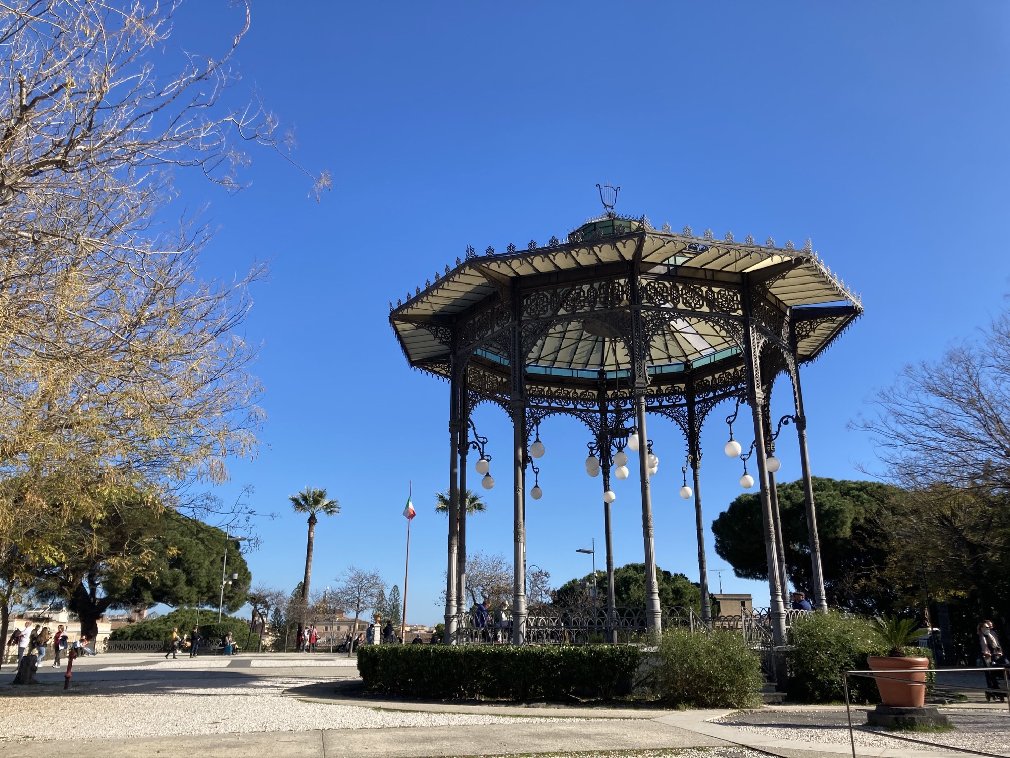 achteckiger Pavillon im Park Villa Bellini, ein filigranes Dach auf hohen Säulen, gekrönt von einer Harfe an der Spitze
