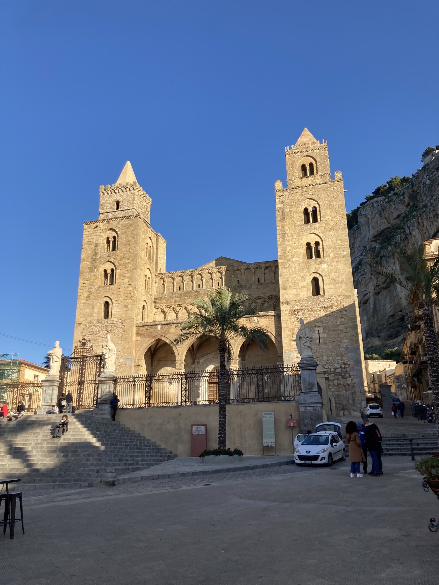 Blick auf die Kathedrale von Cefalú vom Hauptplatz aus, hinter der Kathedrale ist der Berg zu sehen