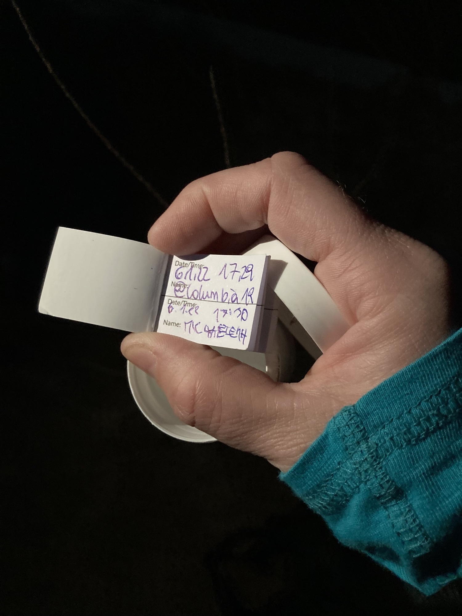 mein erster FTF! Dose und Logbuch mit meinem Eintrag an vorderster Stelle in meiner Hand