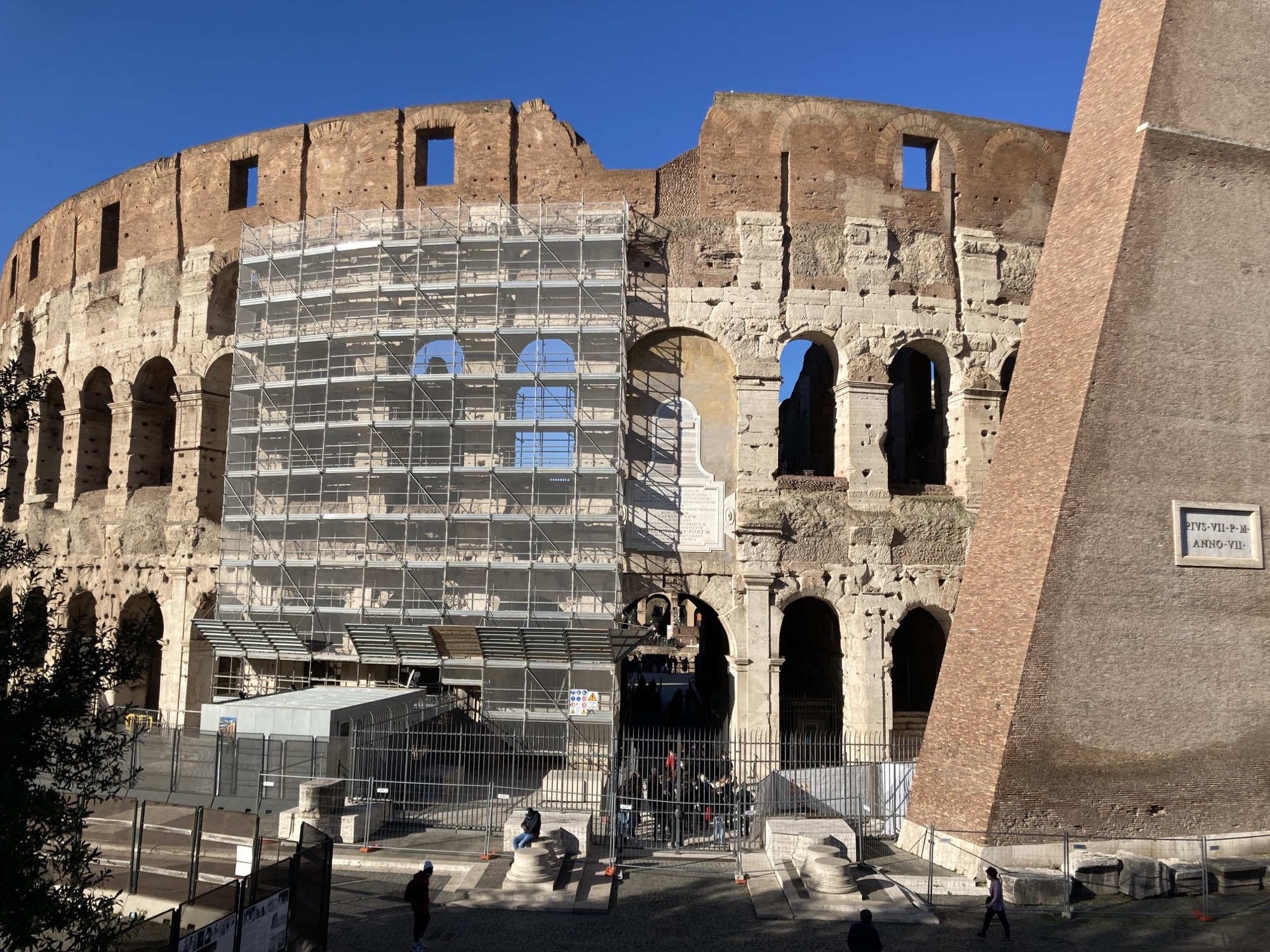 Südseite des Kolloseums, teilweise eingerüstet, hier fehlt die Außenmauer, es ist direkt der innere Teil mit den Besuchergalerien zu sehen