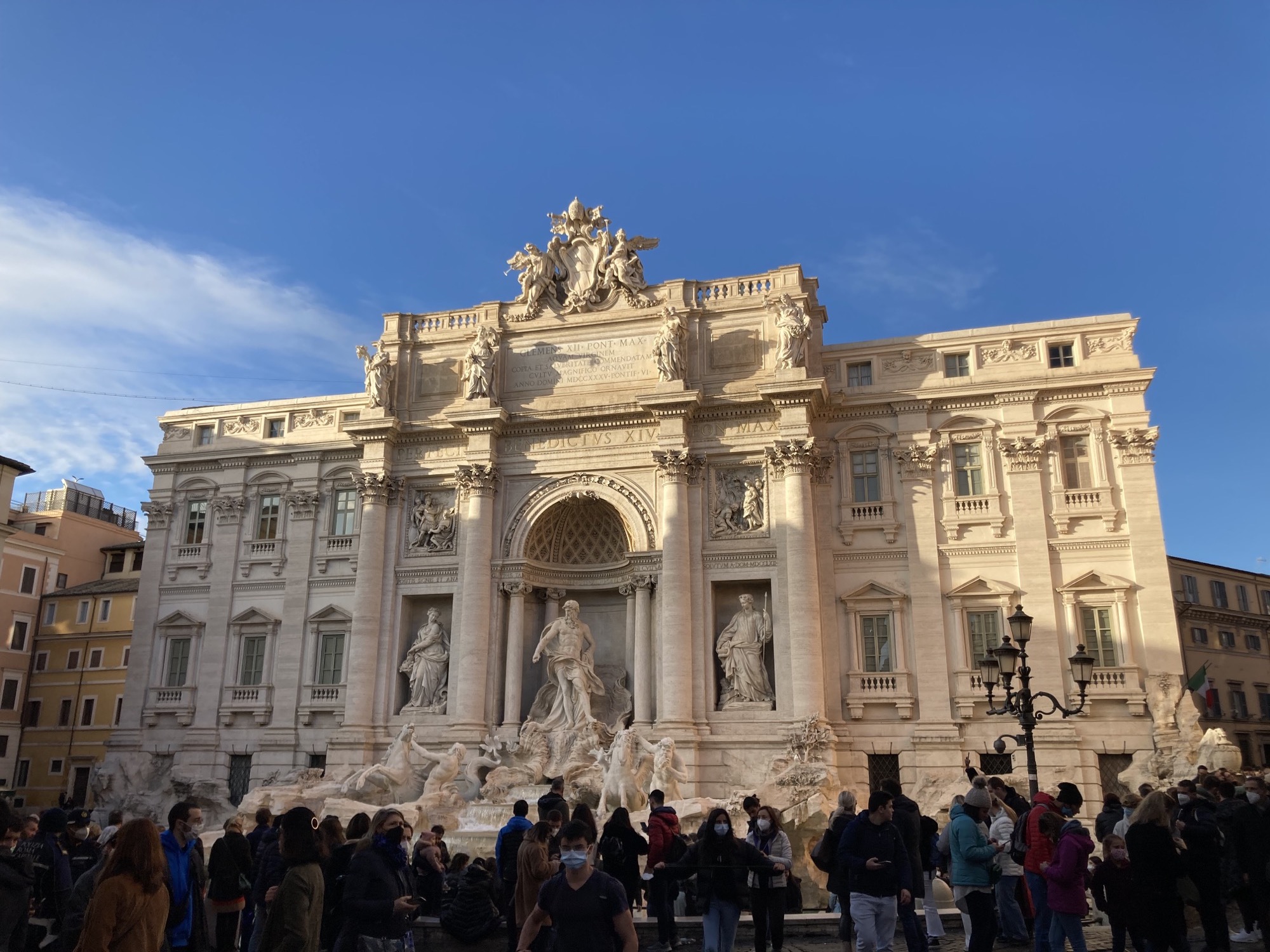 Trevi-Brunnen, dicht umringt von einer Menschentraube, die nur teilweise den vorgeschriebenen Mund-Nasen-Schutz trägt