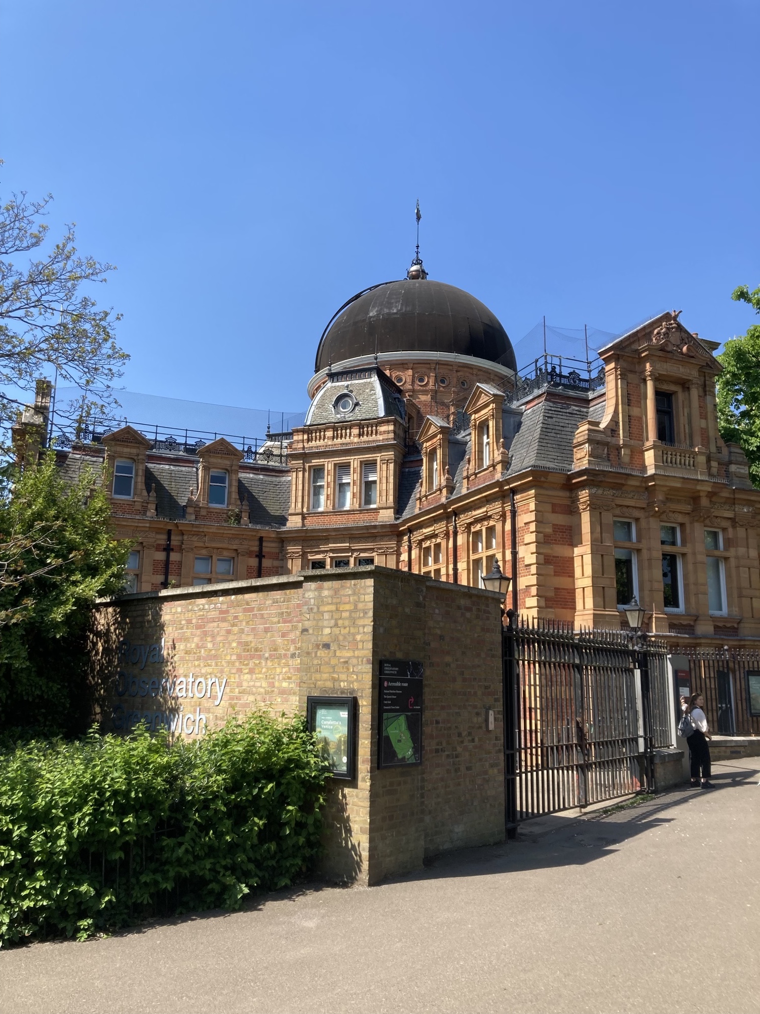 Royal Observatory Greenwich, verschnörkeltes Gebäude aus roten und orangen Ziegelsteinen, gekrönt von einer schwarzen Kuppel