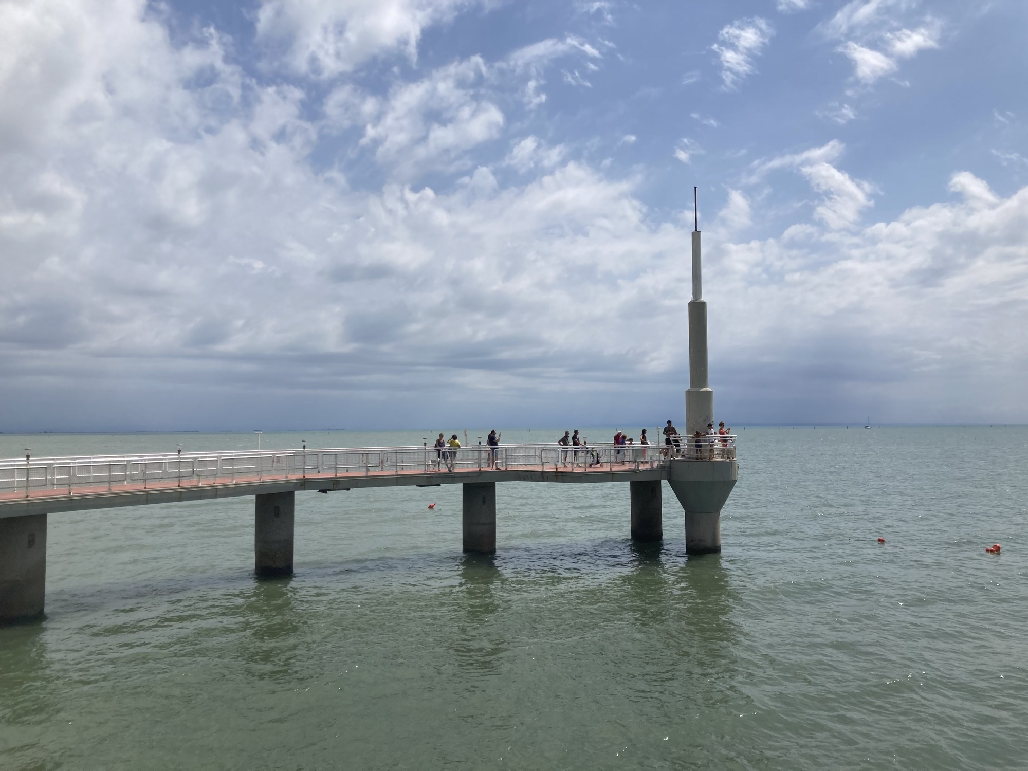 Steg auf Pfeilern über dem Meer, auf dem letzten Pfeiler steht eine Aussichtsplattform mit einem sich zuspitzenden Turm darauf