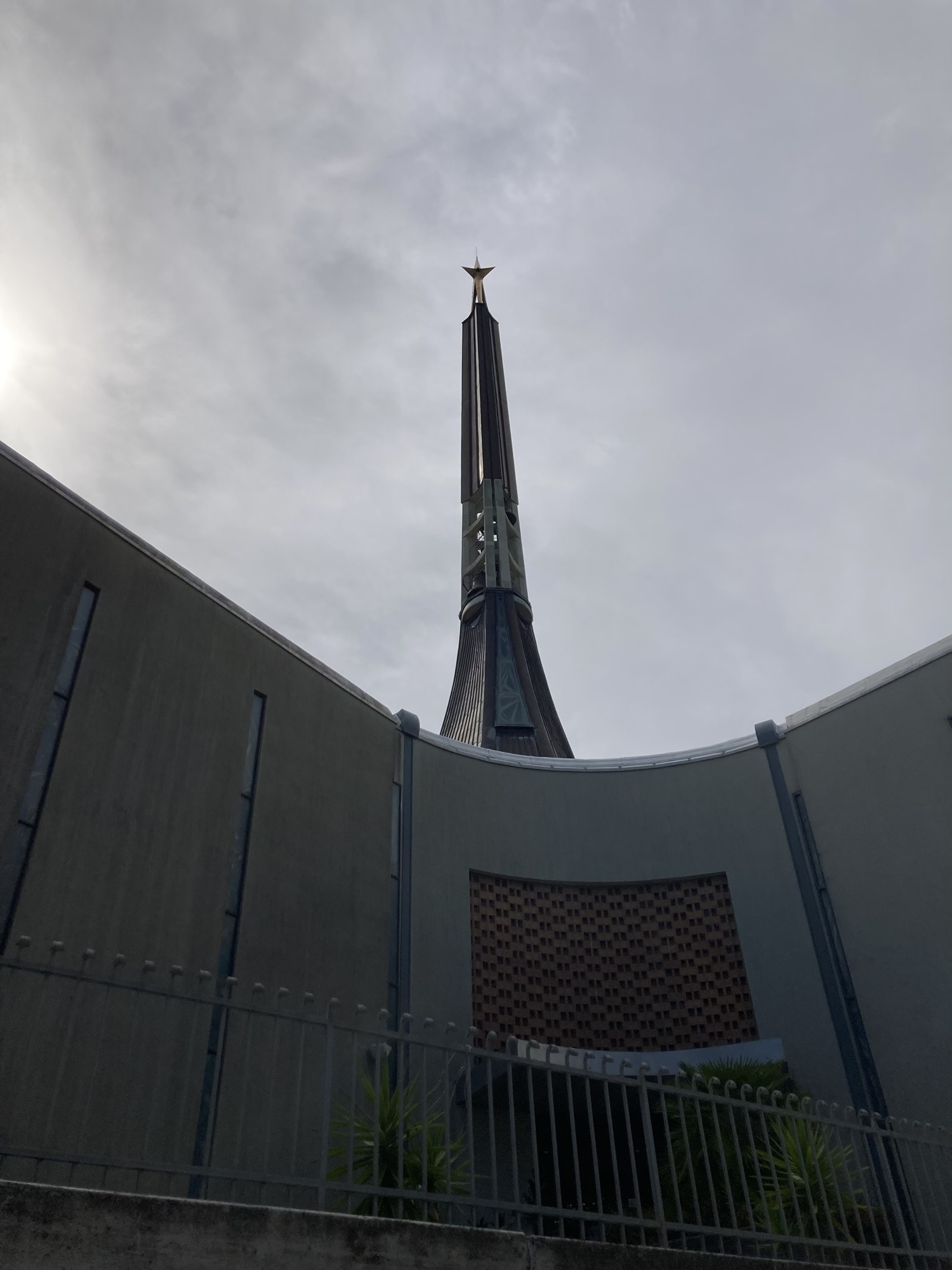 Kirche in Lignano, Blick auf den sehr spitzen Glockenturm, der an Mordor erinnert