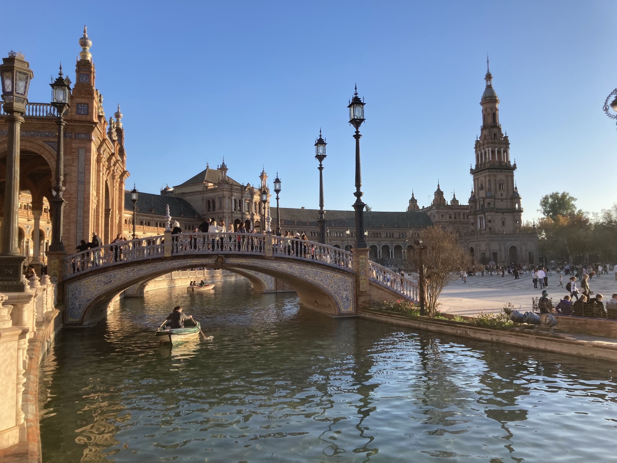 Plaza de España, die Brücke über den Kanal erinnert an Venedig, unter der Brücke ein Ruderboot, auf der Brücke Menschen, die Selfies machen