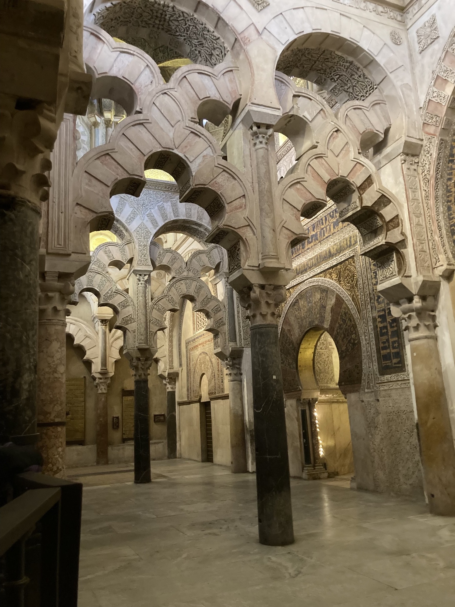 Säulen vor dem Mihrab, Gebetsnische rechts im Bild