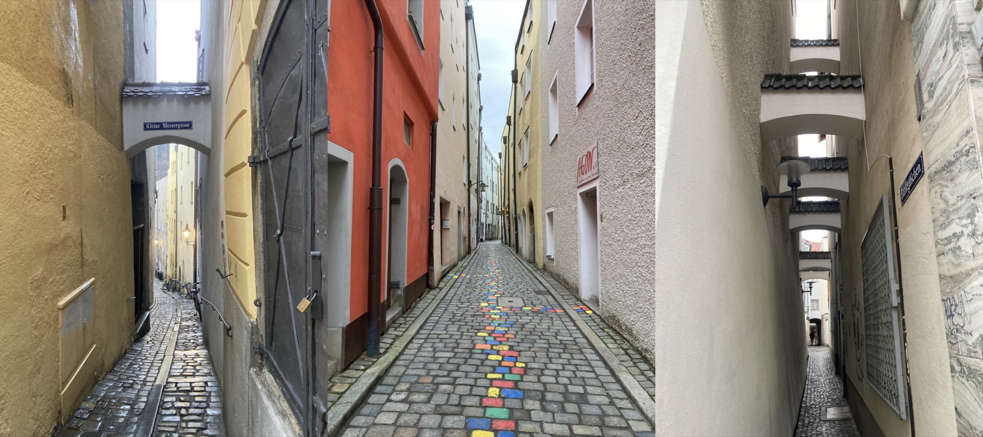 3 hochformatige Bilder nebeneinander, alle zeigen schmale Gassen in der Altstadt von Passau, links wird eine schmale Gasse von einer kleinen Brücke überspannt, darauf ein Schild „Kleine Messergasse“, in der Mitte eine Gasse mit Kopfsteinpflaster, in der Mitte sind Steine bunt bemalt, sie führen rechts und links zu Türen hin, rechts eine sehr schmale Gasse, die von mehreren kleinen Brücken überspannt wird, auf dem Schild rechts an der Wand ist „Bankgässchen“ zu lesen