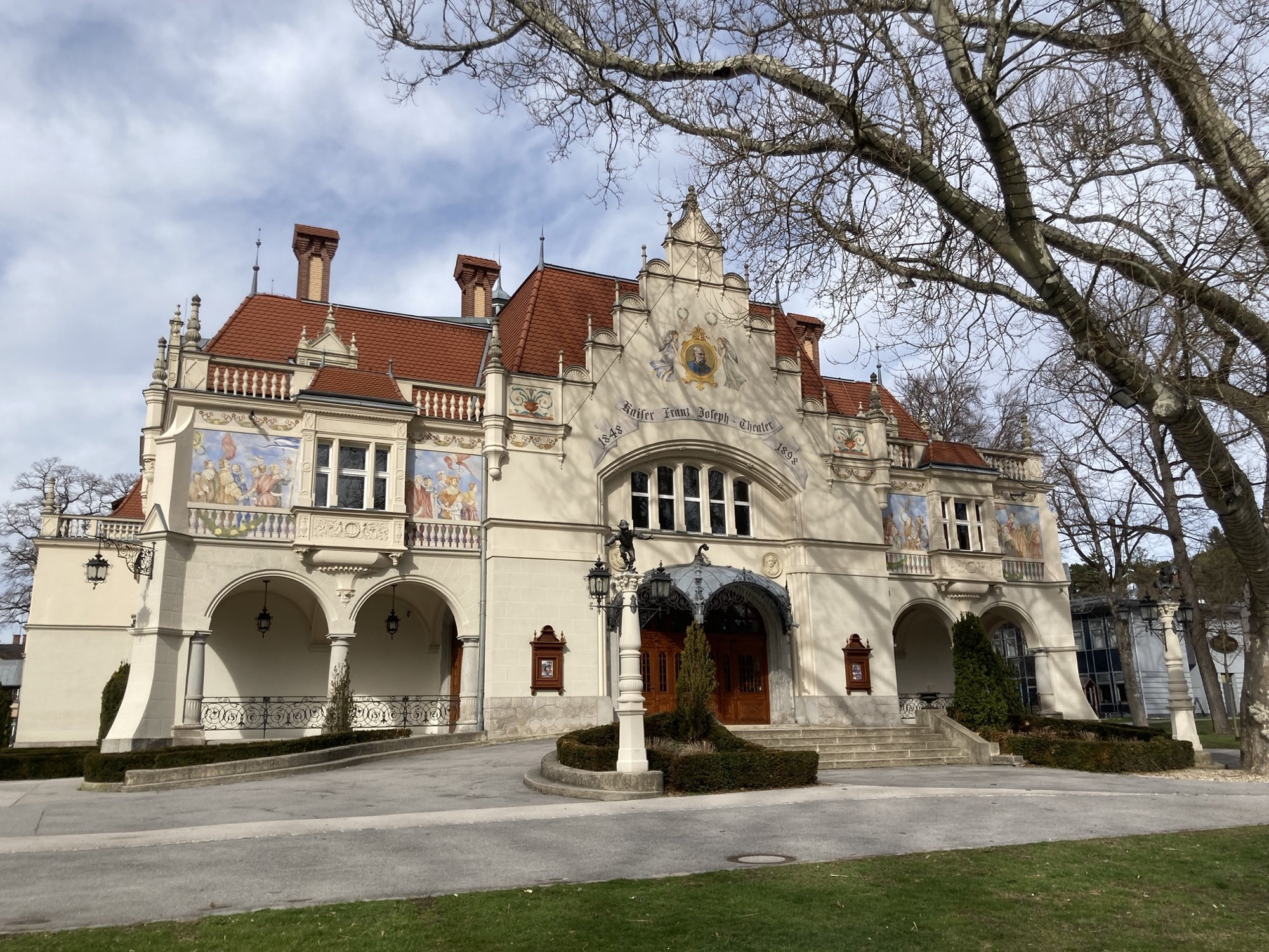 Stadttheater Berndorf, ein schmuckes Gebäude dekoriert mit Säulen und Malereien