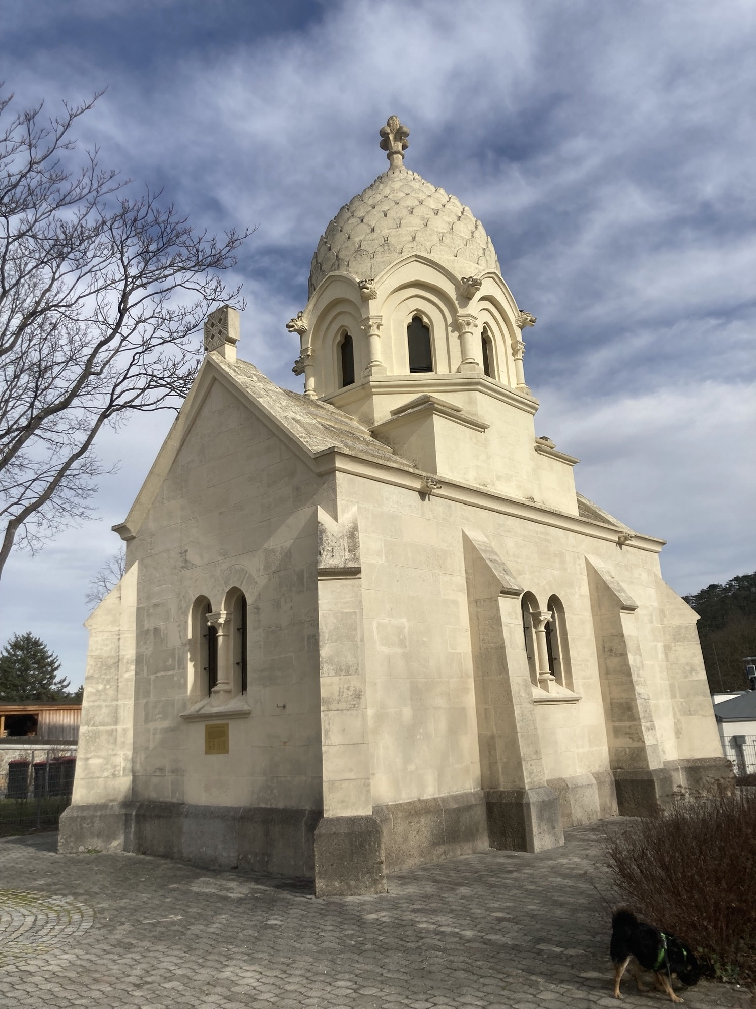 Mausoleum der Krupp-Familie, ein sakral wirkendes Gebäude aus hellem Stein mit einer Kuppel, die wie der Zapfen eines Nadelbaums geformt ist