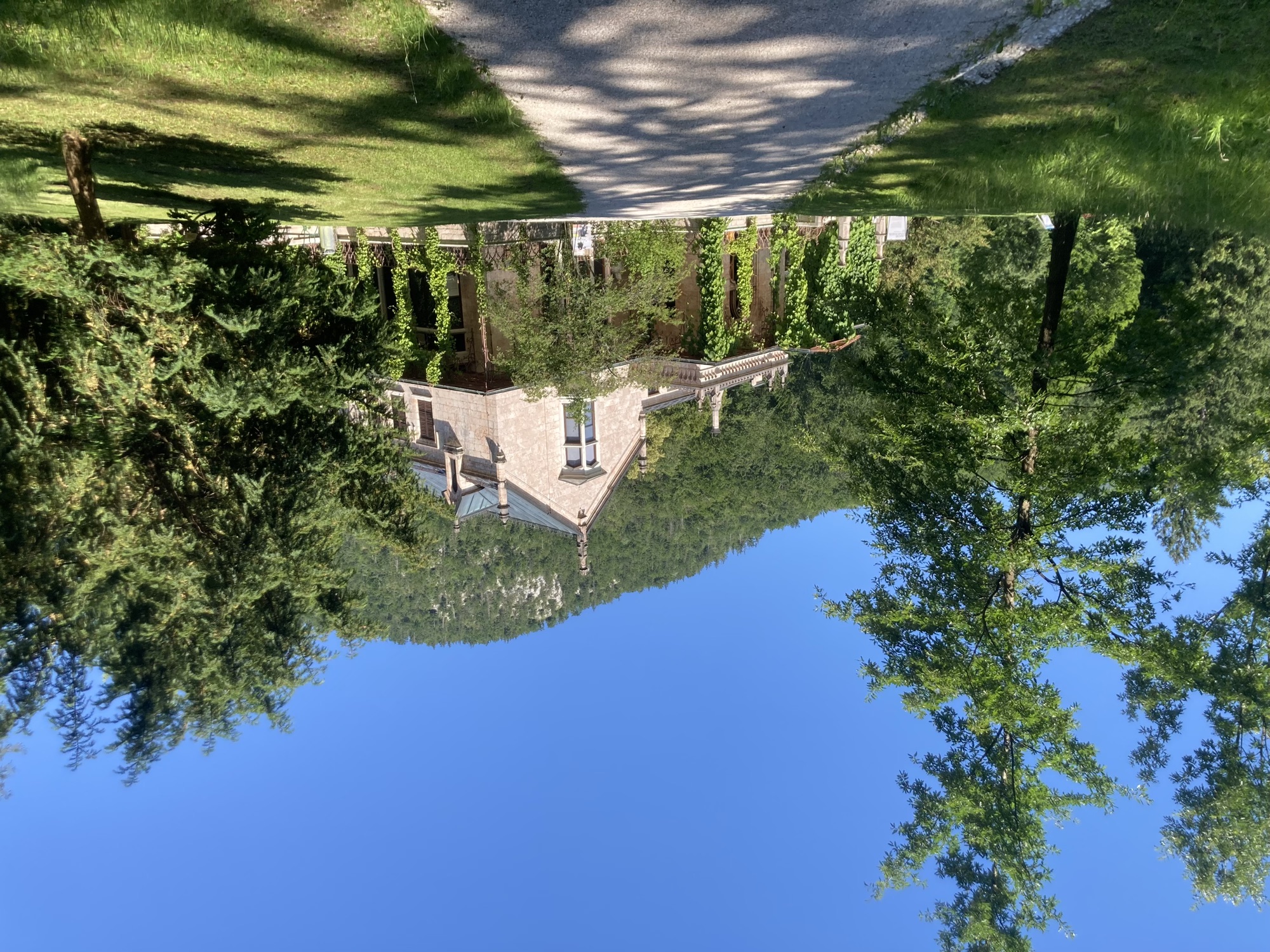 Marmorschlössl, ein Haus mit dekorativen Türmchen und Erkern, die Säulen des Vordachs sind von Efeu überwachsen, das Haus macht einen verwunschenen Eindruck