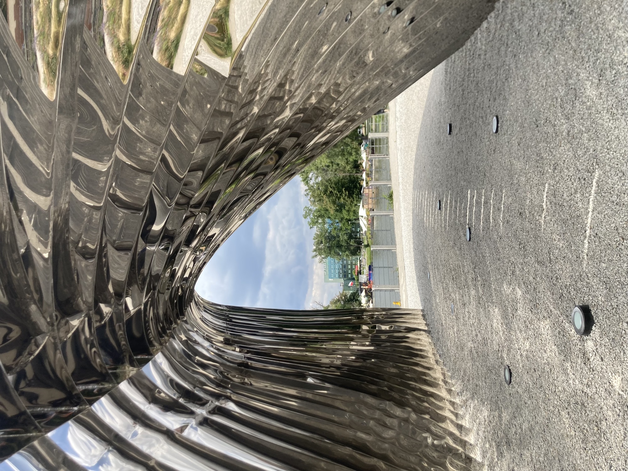 andere Perspektive von innerhalb der Skulptur, die verschiedenen Schichten der Skulptur sorgen für interessante Spiegeleffekte